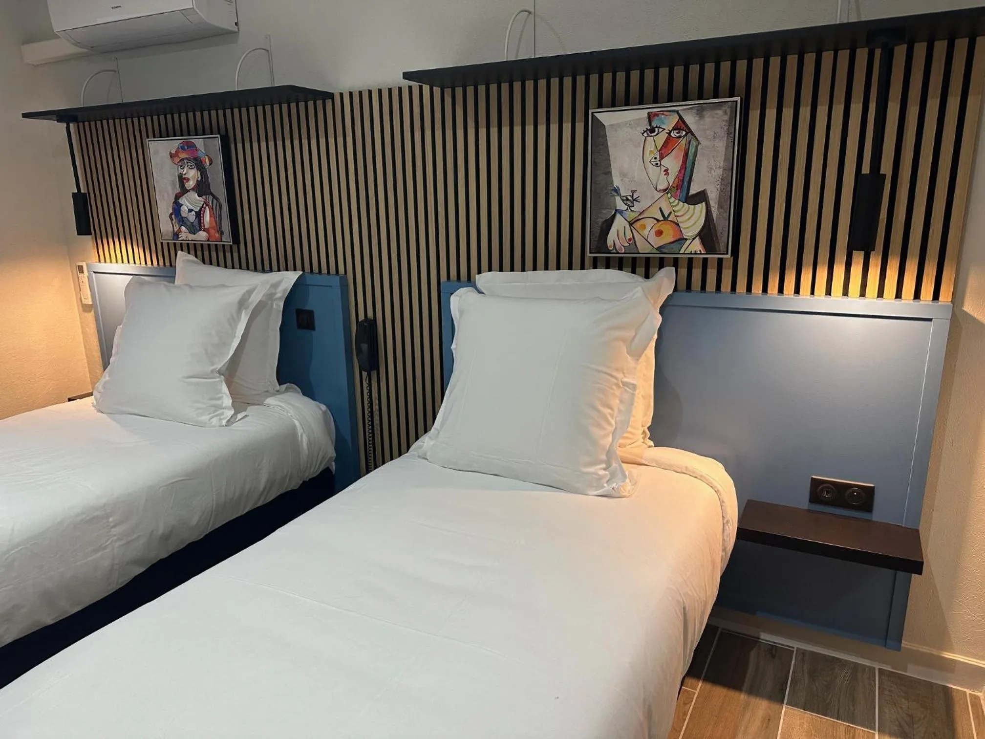 Bed in Logis Hôtel-Restaurant Au Vieux Morvan, au cœur de la Bourgogne, Piscine & Spa, Hôtel Climatisé