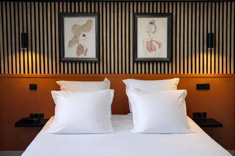 Bedroom, Bed in Logis Hôtel-Restaurant Au Vieux Morvan, au cœur de la Bourgogne, Piscine & Spa, Hôtel Climatisé Bedroom, Bed in Logis Hôtel-Restaurant Au Vieux Morvan, au cœur de la Bourgogne, Piscine & Spa, Hôtel Climatisé