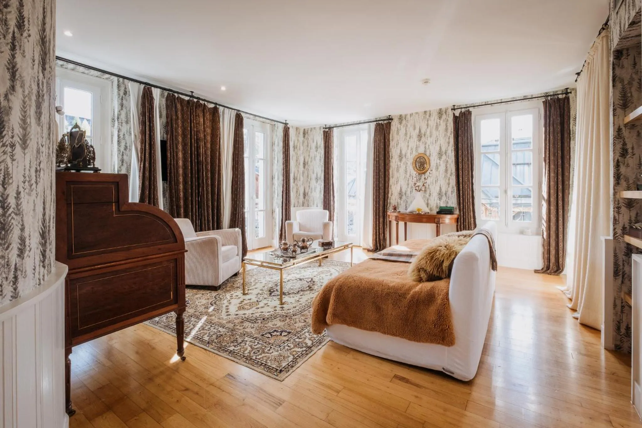 Living room, Bed in Grand Hotel Soleil d'Or