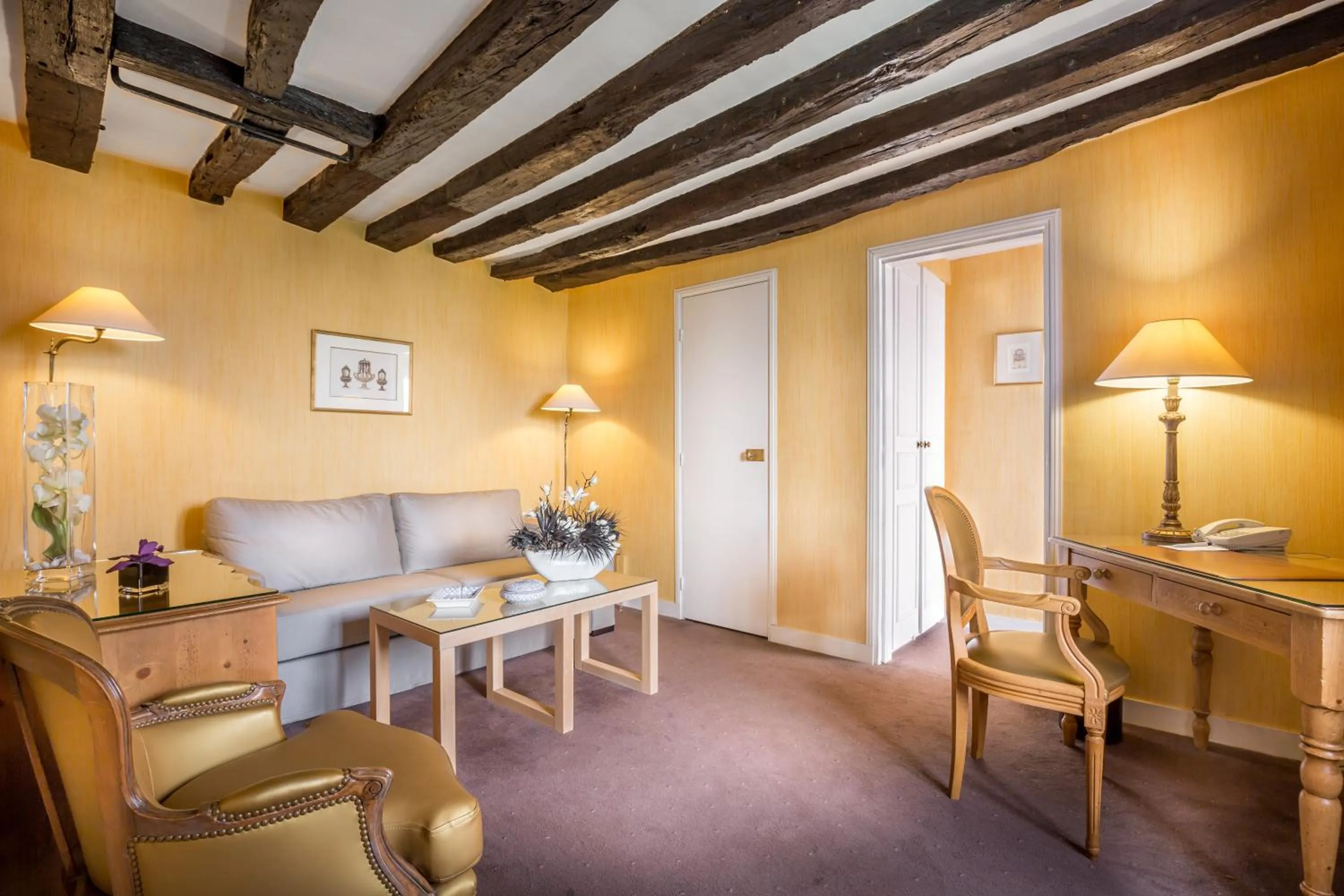 Seating area in Hôtel La Résidence du Berry
