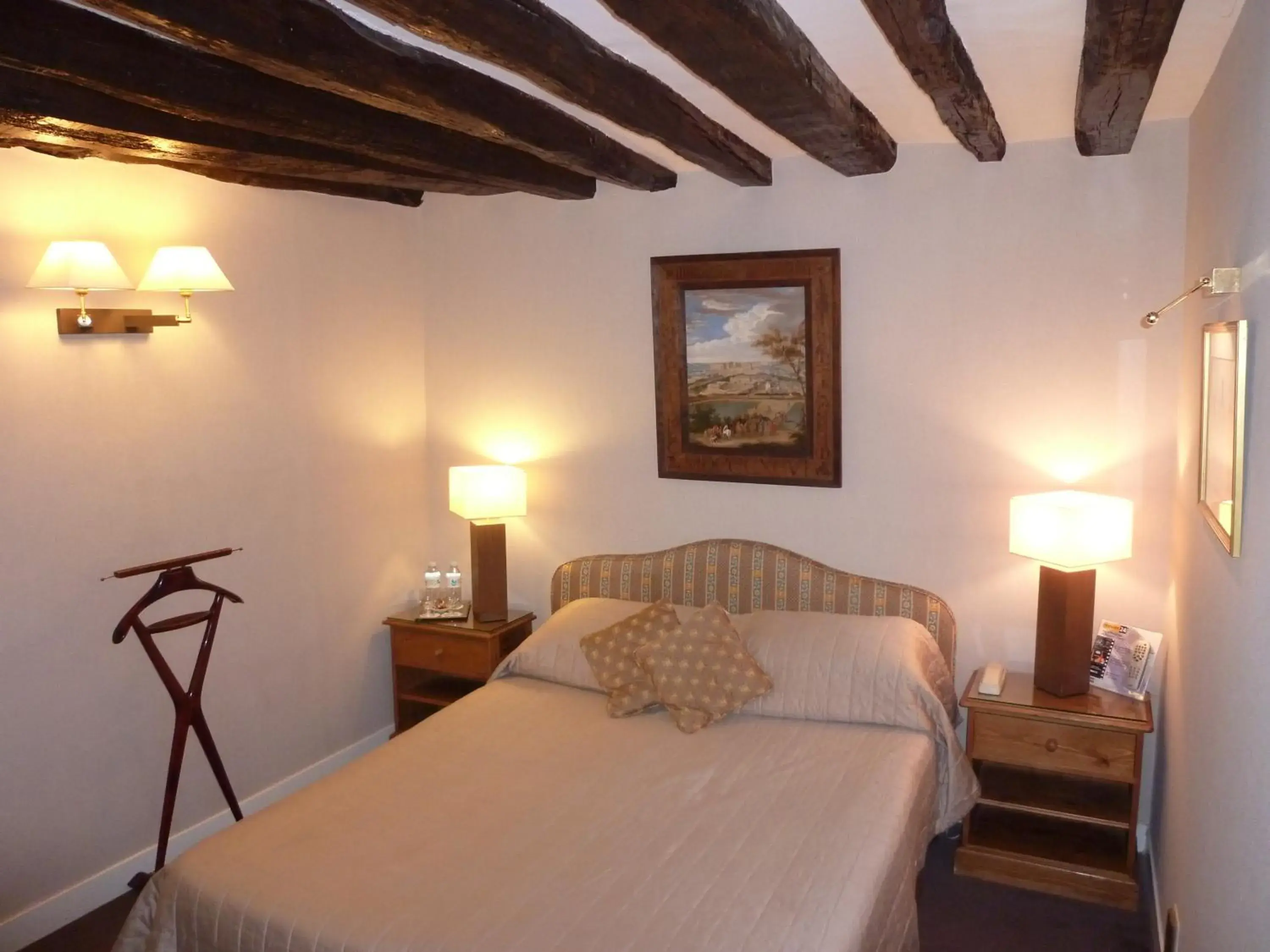 Photo of the whole room, Bed in Hôtel La Résidence du Berry Photo of the whole room, Bed in Hôtel La Résidence du Berry