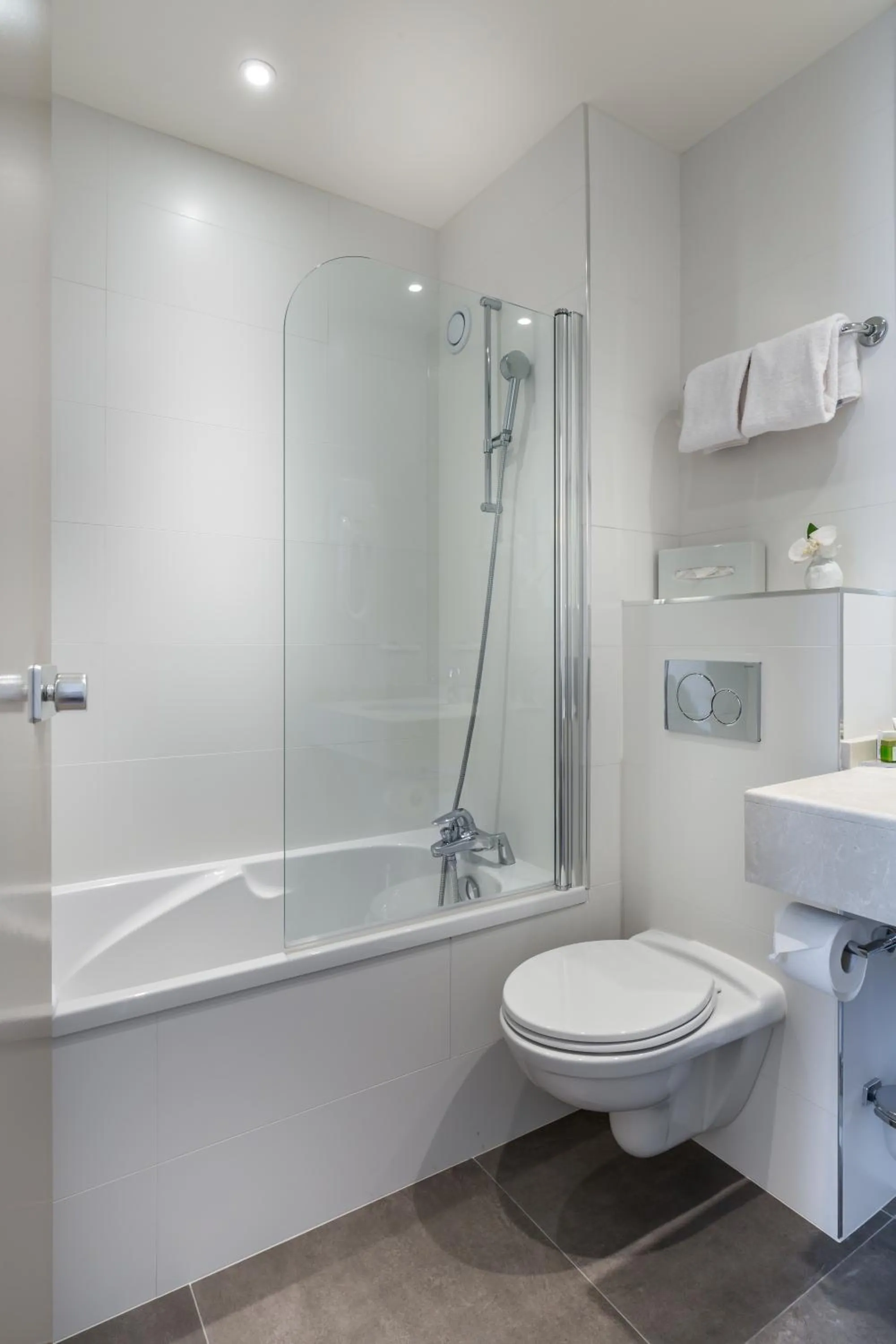 Bathroom in Hôtel La Résidence du Berry