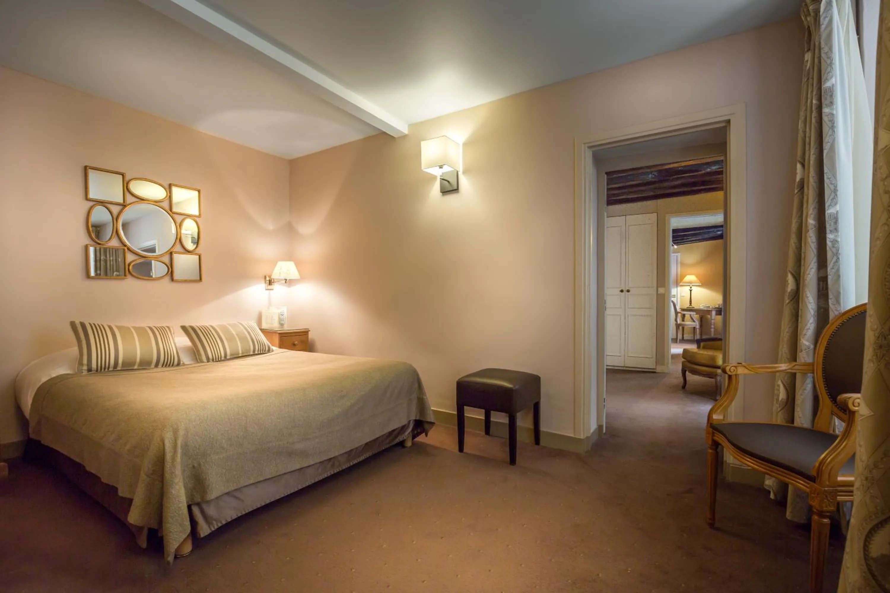 Bed in Hôtel La Résidence du Berry