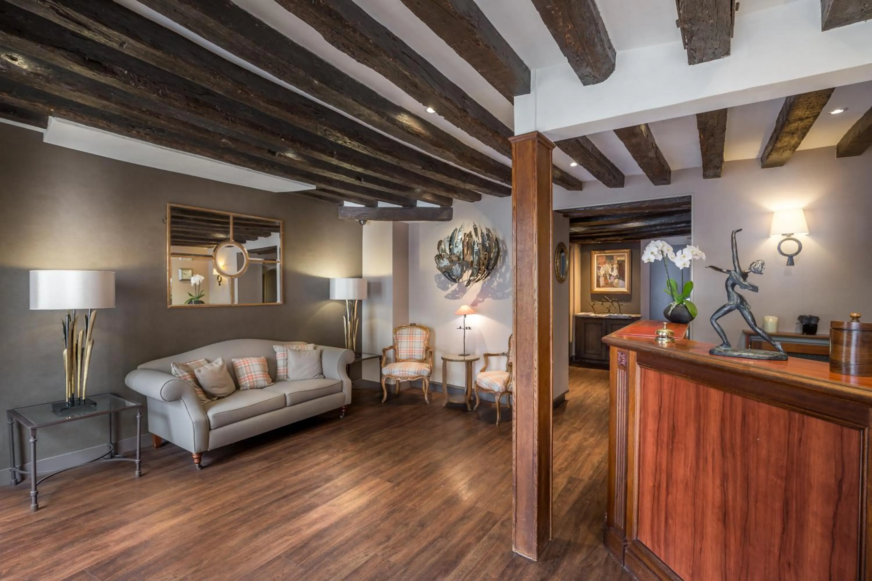 Seating area in Hôtel La Résidence du Berry