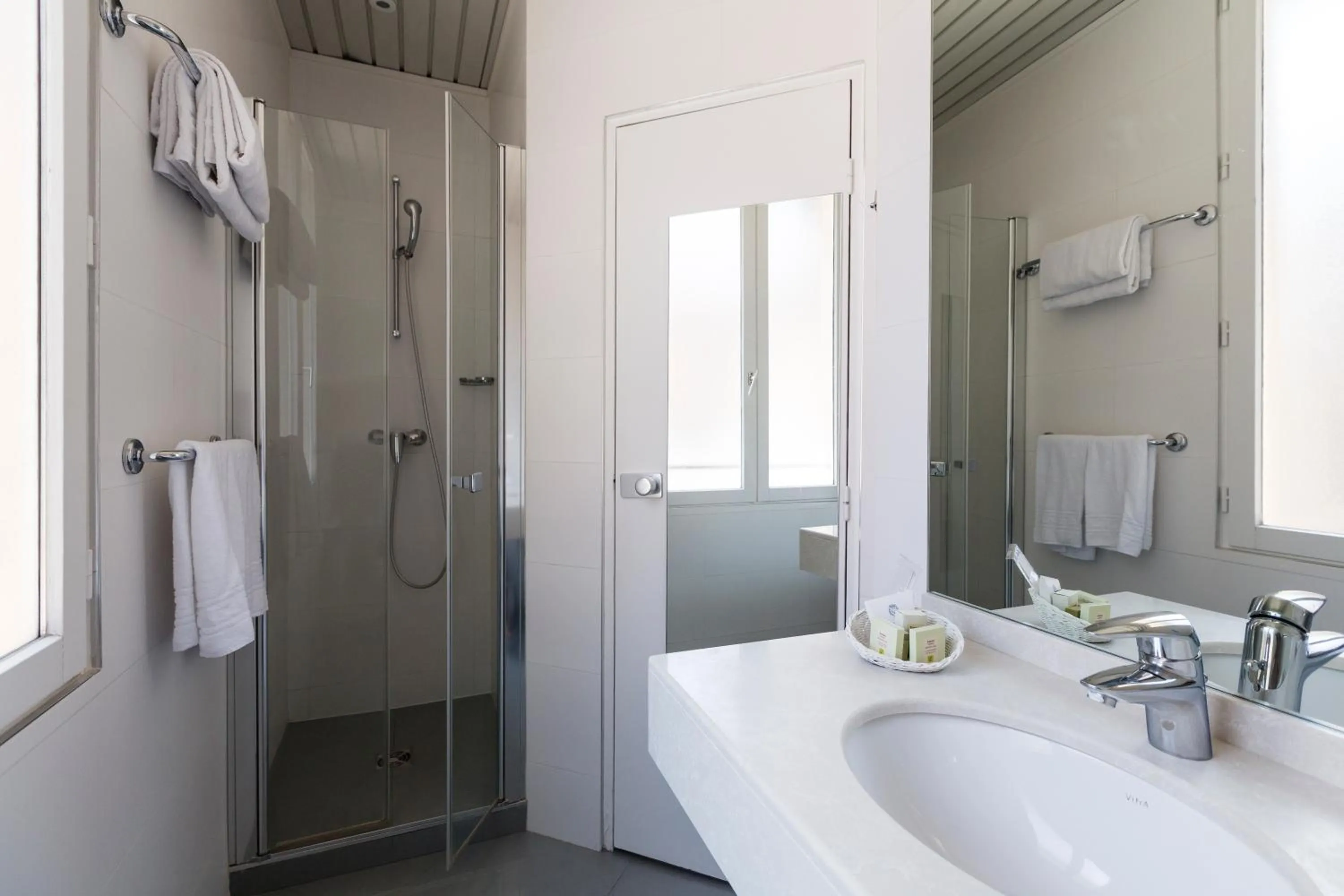 Shower in Hôtel La Résidence du Berry