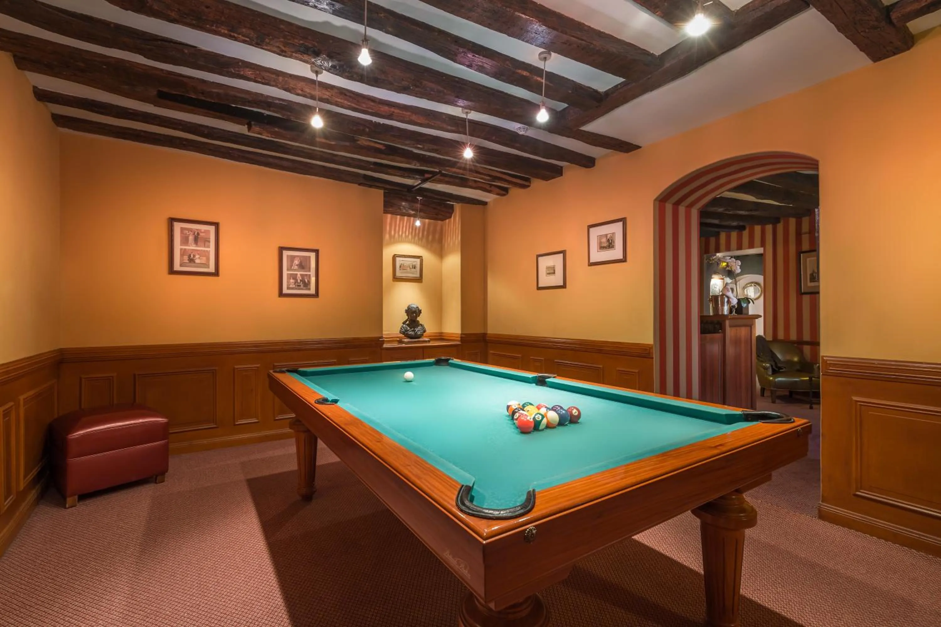 Billiard in Hôtel La Résidence du Berry