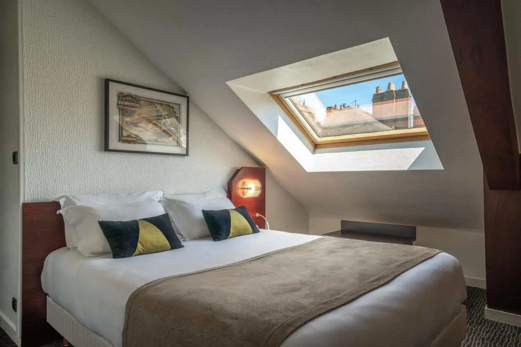 Bedroom, Bed in Hotel Voltaire Opera Nantes Centre Bedroom, Bed in Hotel Voltaire Opera Nantes Centre