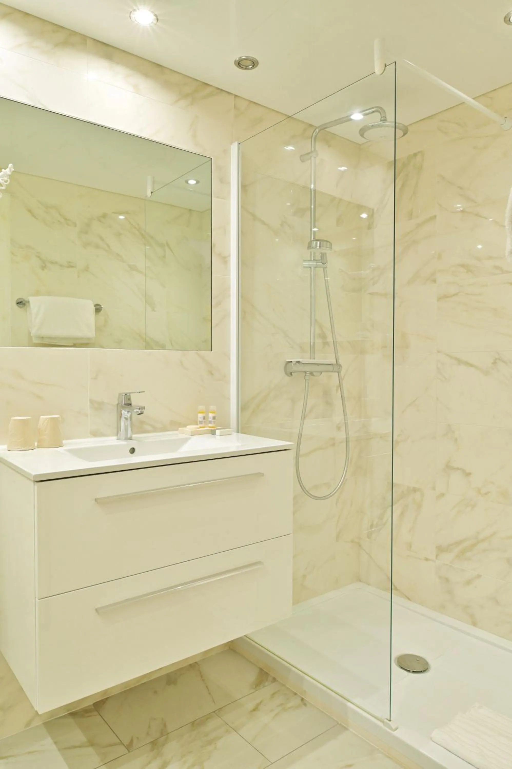 Shower in Hôtel Pietracap