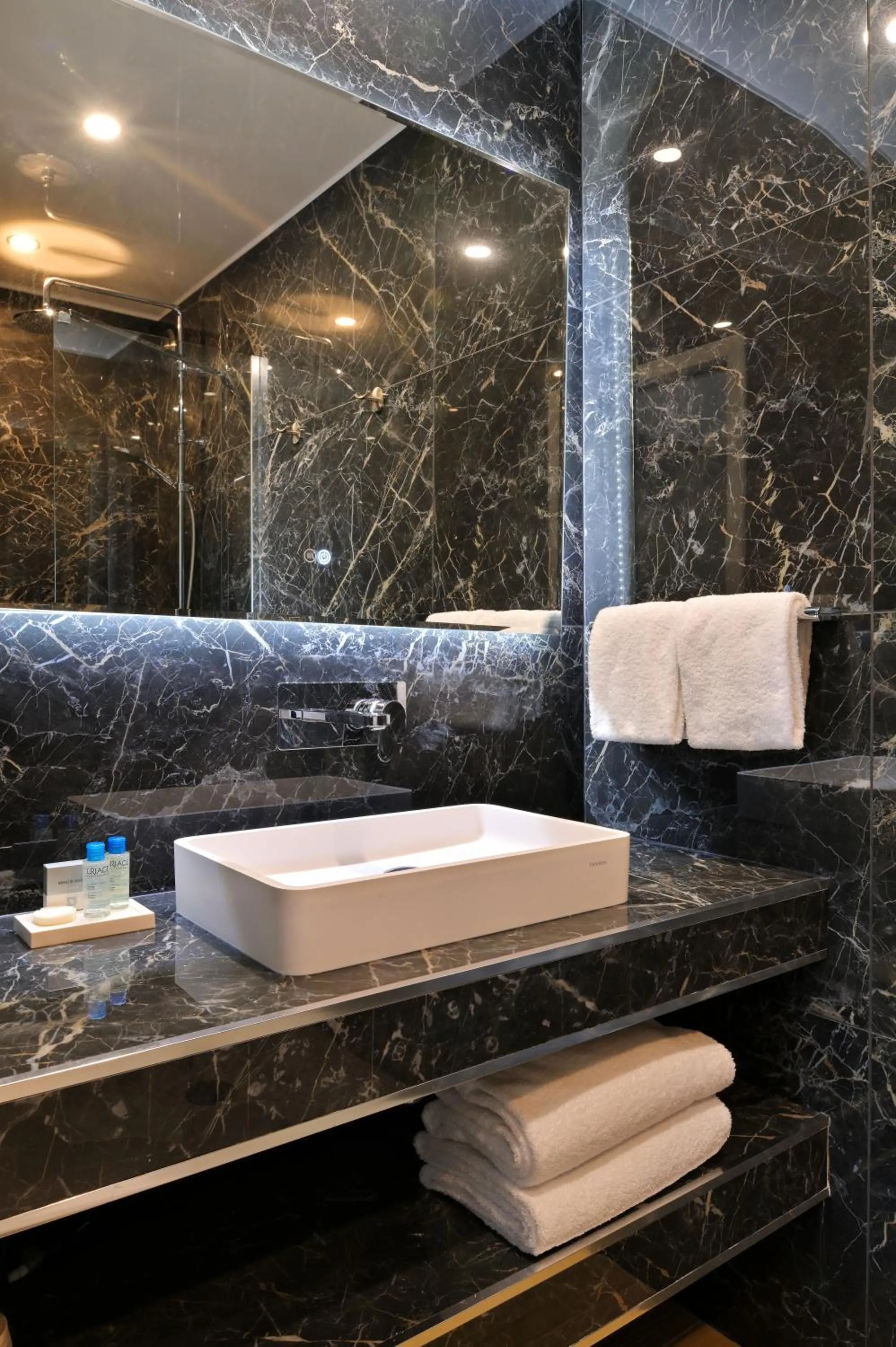 Bathroom in Hôtel Pietracap