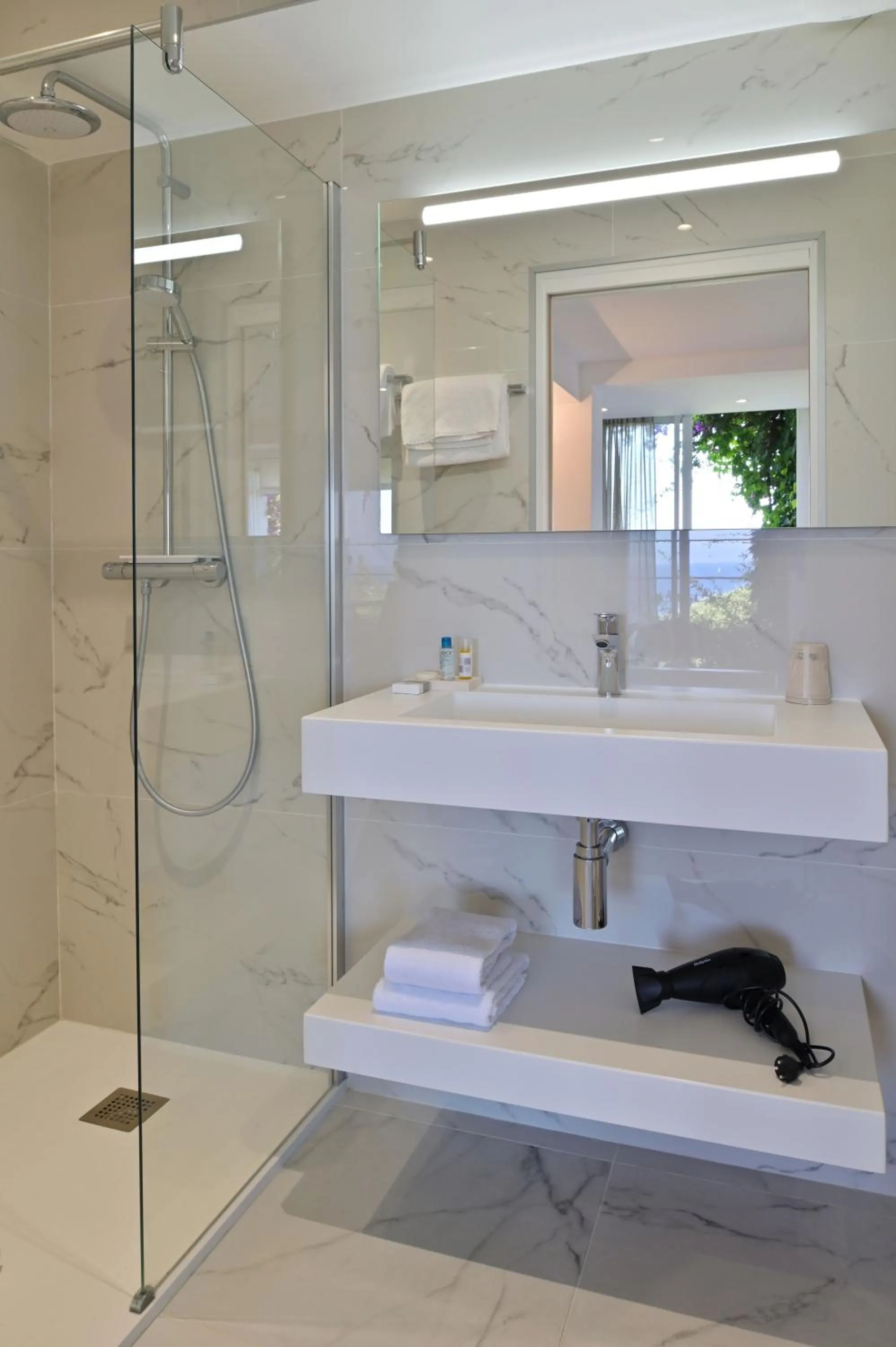 Shower in Hôtel Pietracap