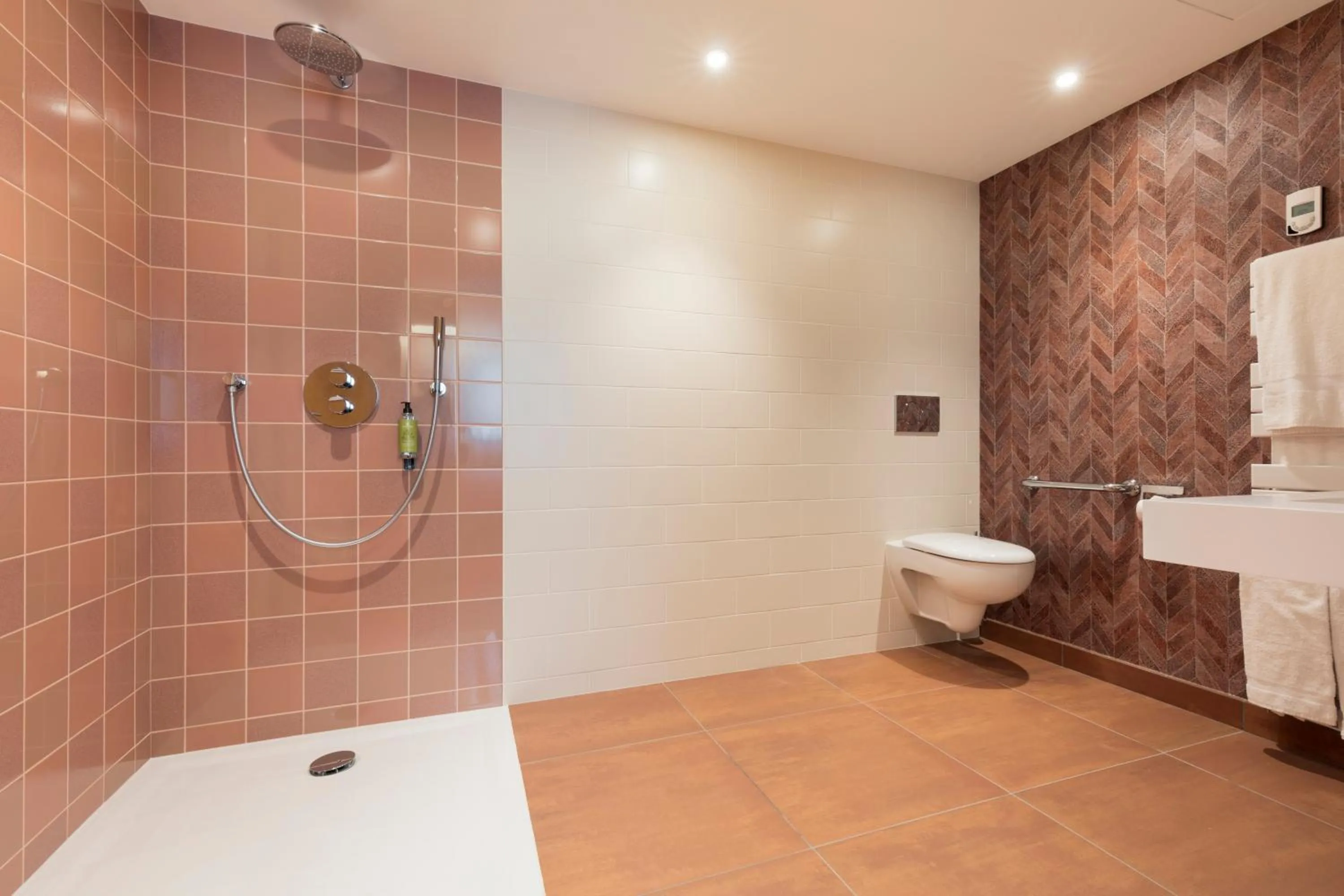 Bathroom in Hôtel du Béryl, Lons-le-Saunier