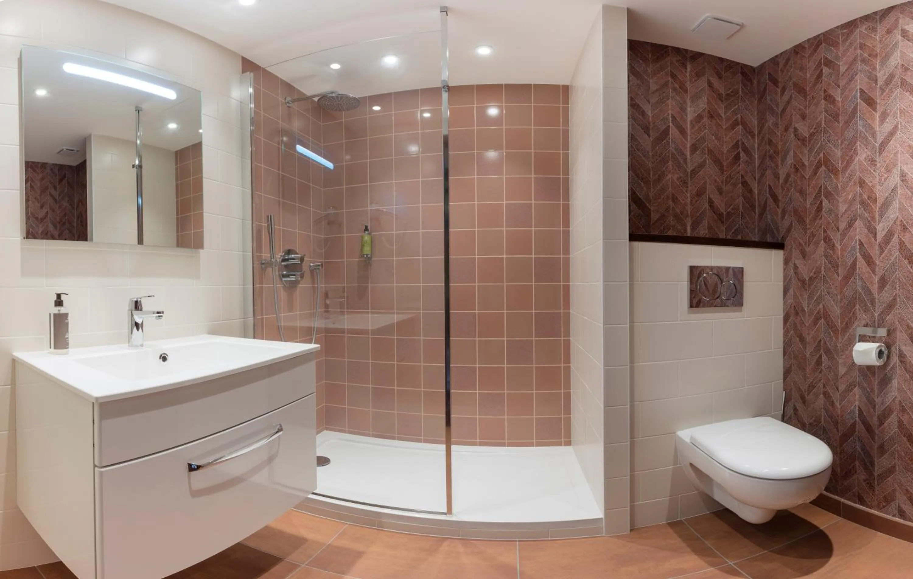 Bathroom in Hôtel du Béryl, Lons-le-Saunier