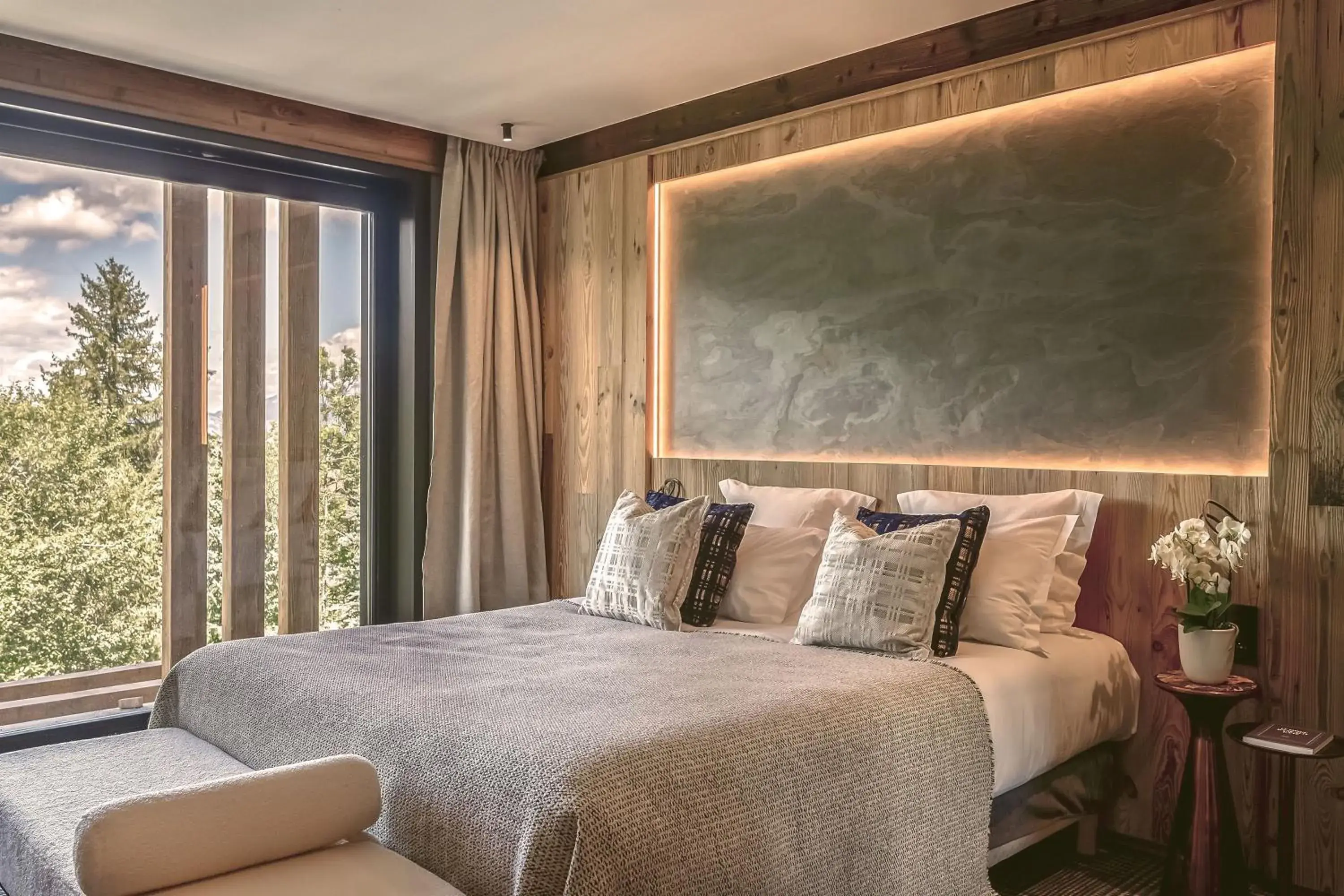 Photo of the whole room, Bed in Hôtel L'Arboisie Photo of the whole room, Bed in Hôtel L'Arboisie