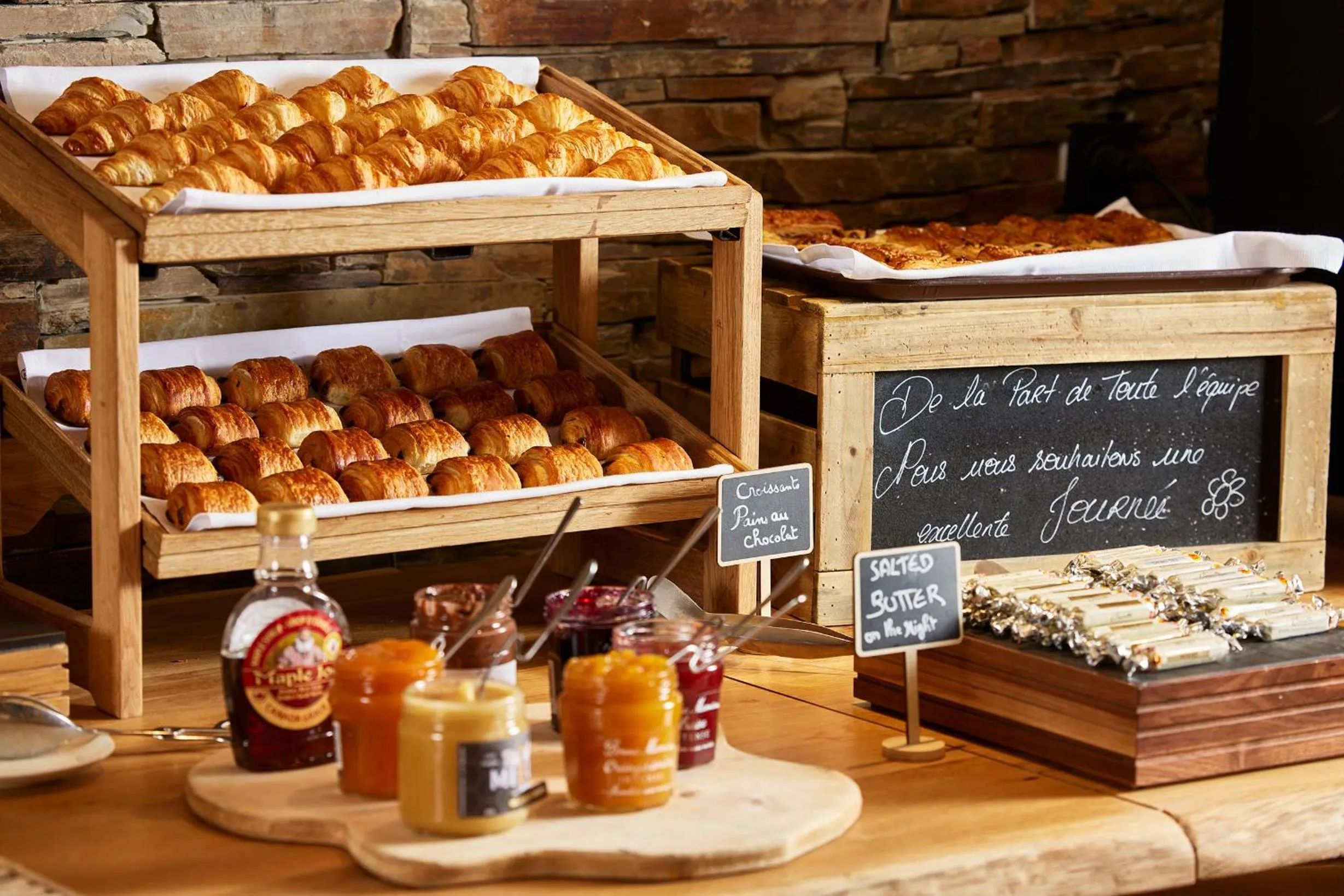 Breakfast in Hôtel L'Arboisie