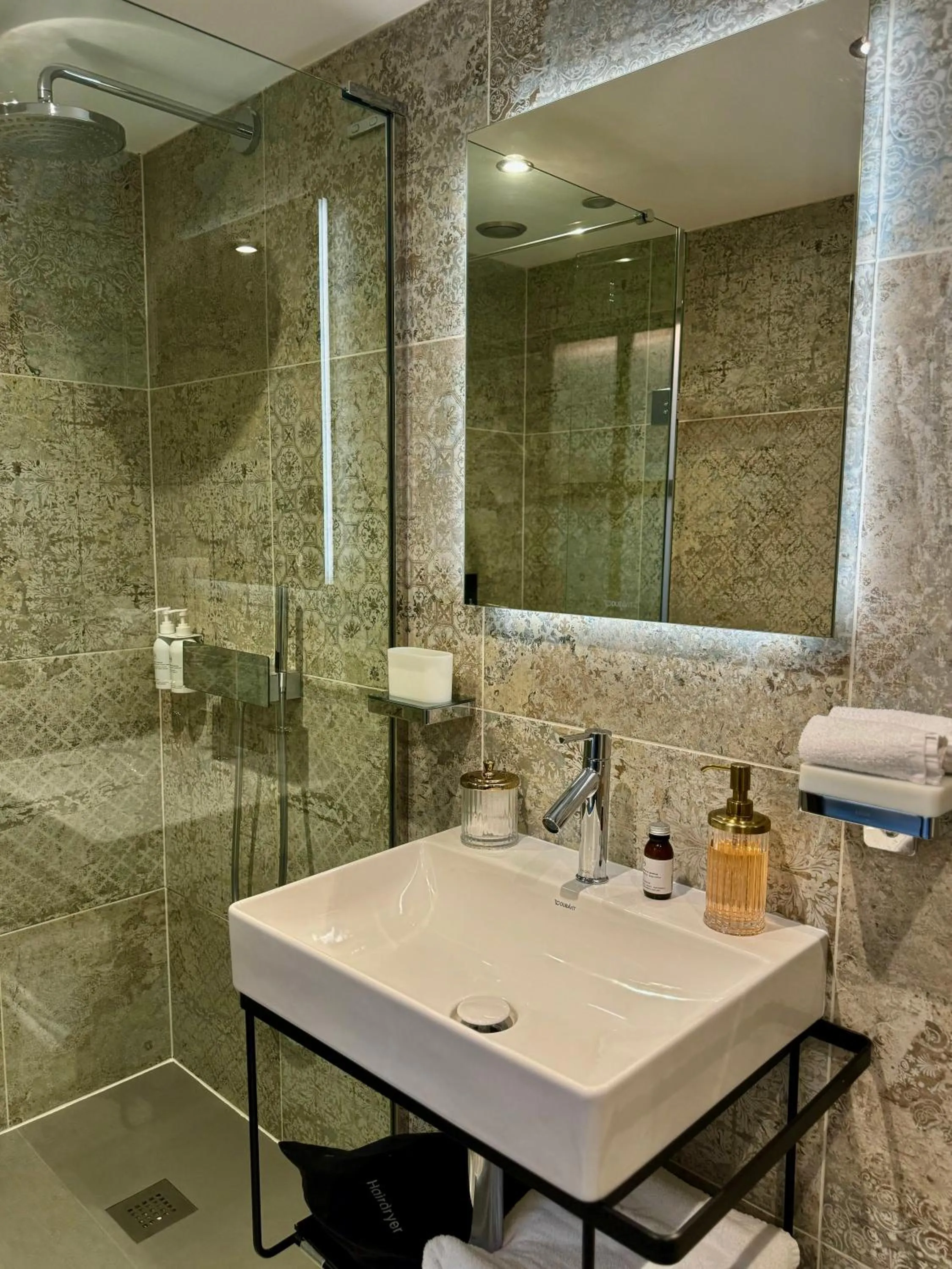 Bathroom in Quite Simply French