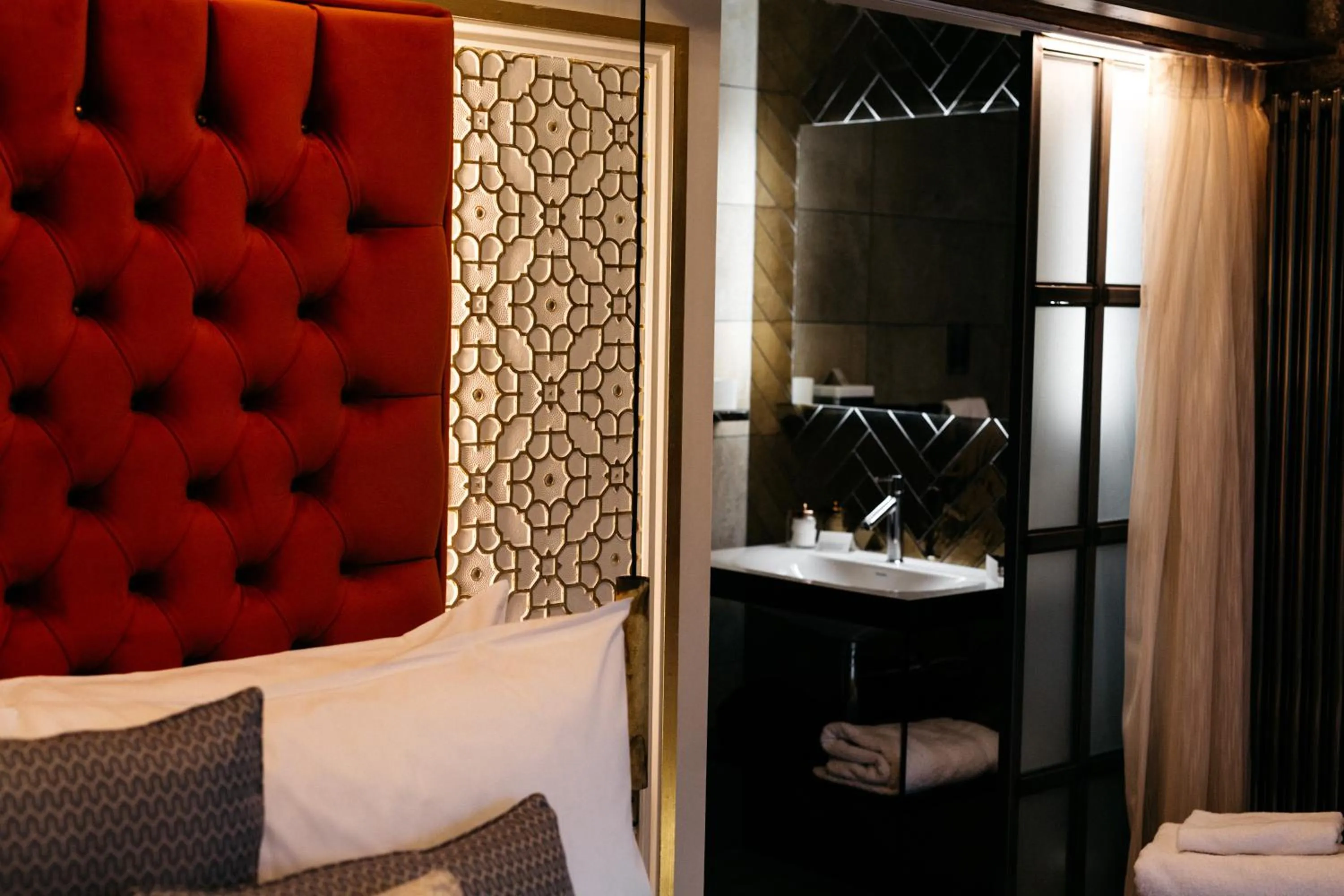 Bedroom, Bed in Quite Simply French