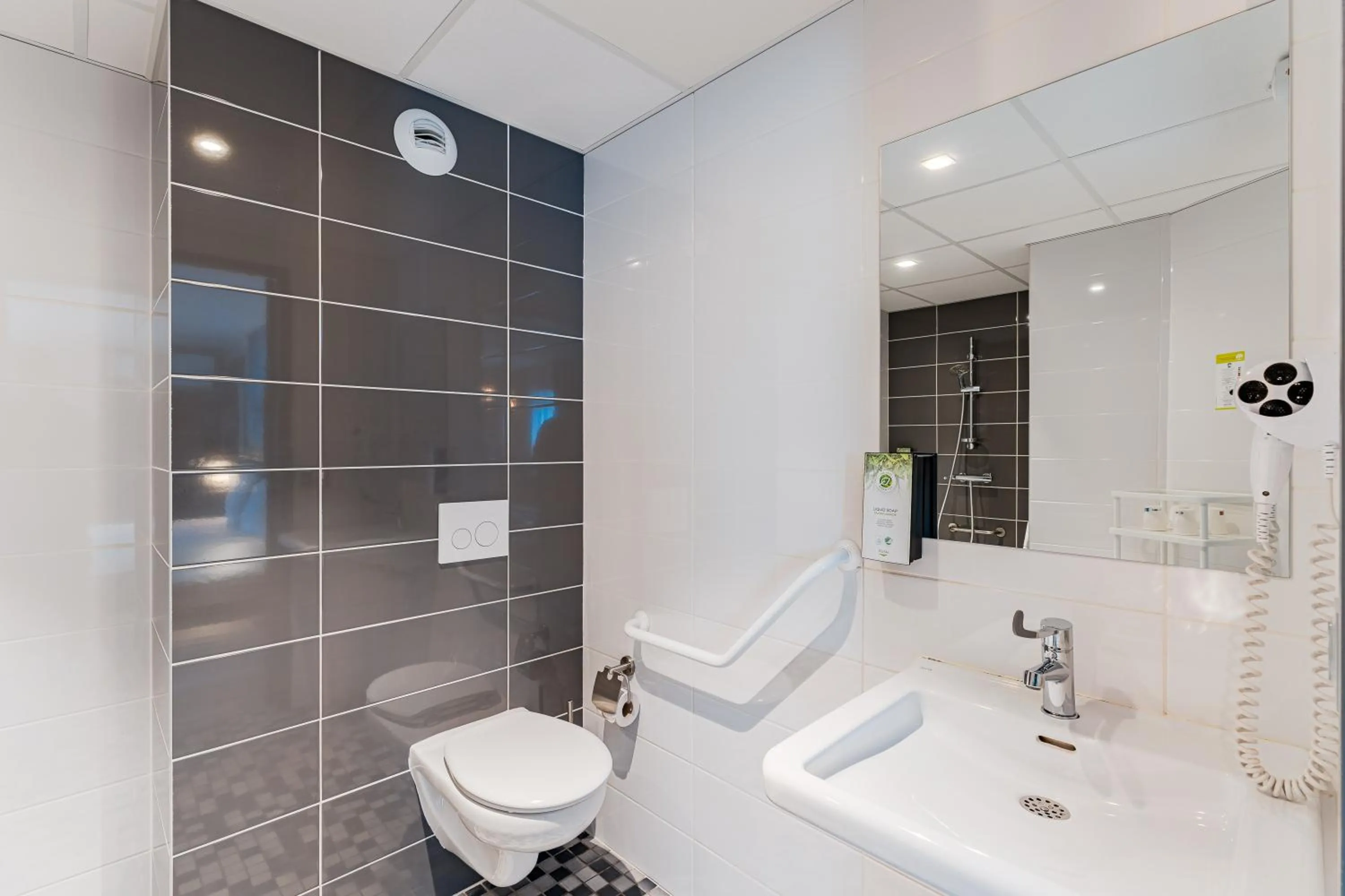 Bathroom in Kyriad Direct Tours Sud - Chambray Lès Tours