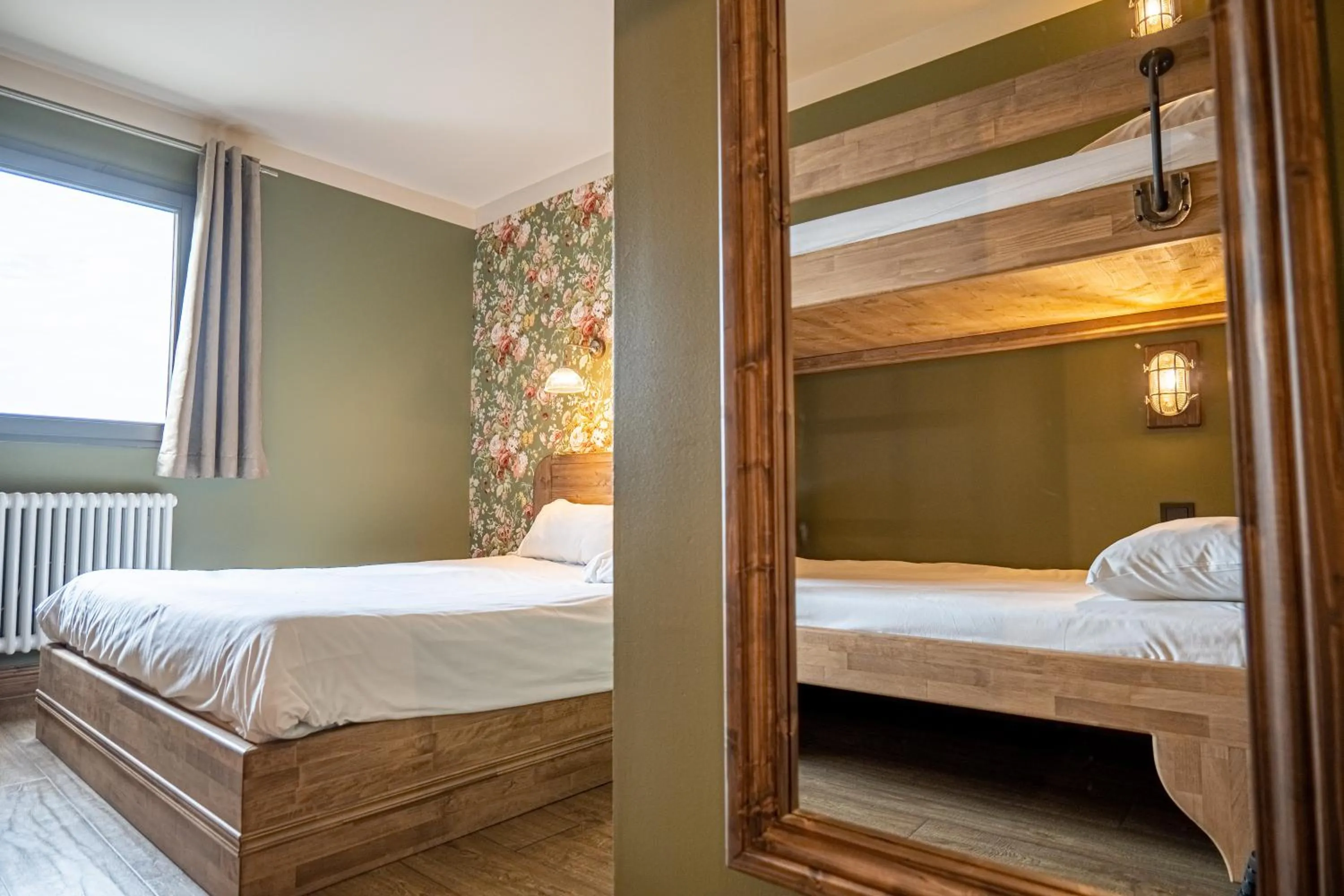 bunk bed, Bed in La Maison Rouge