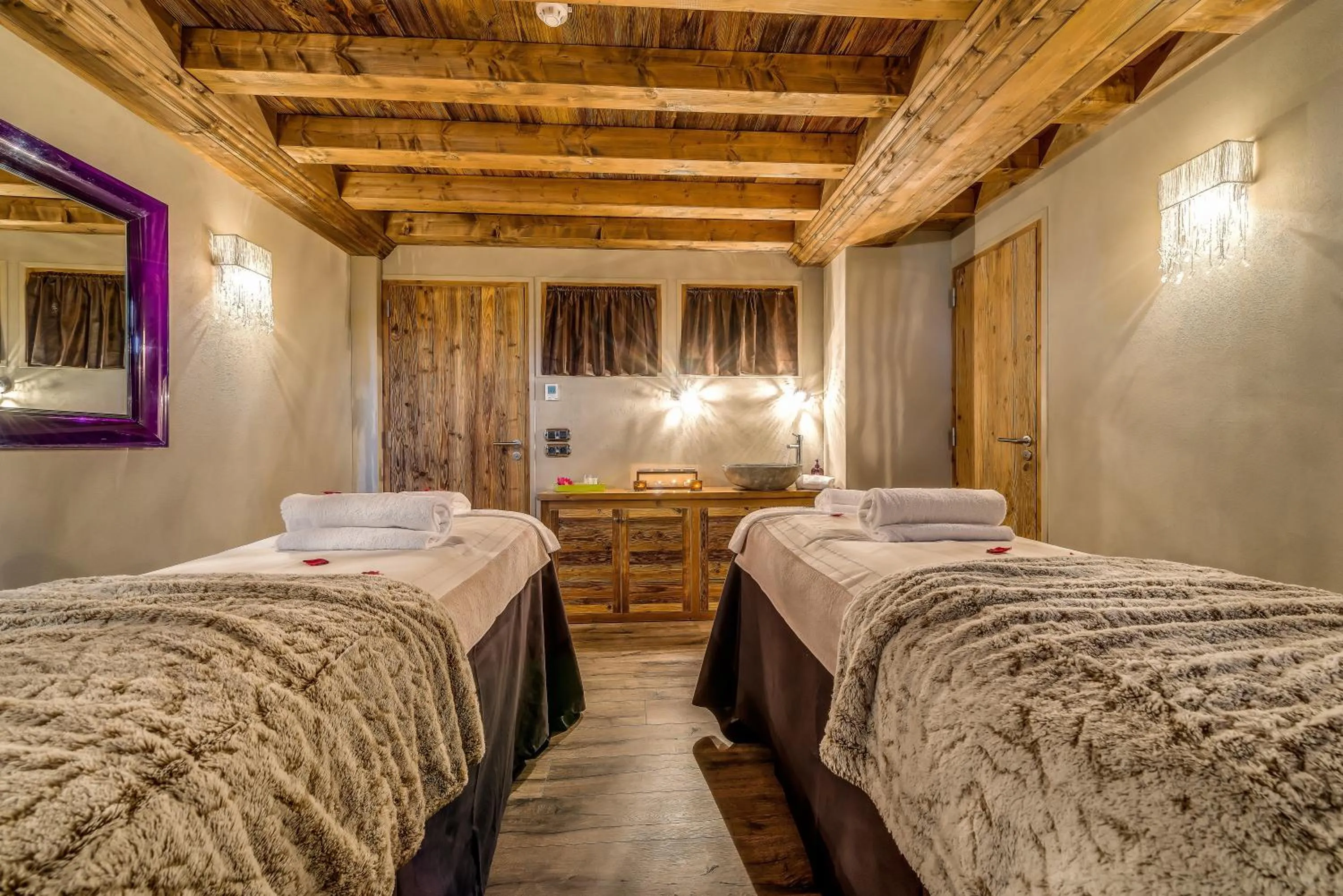 Massage, Bed in La Maison Rouge