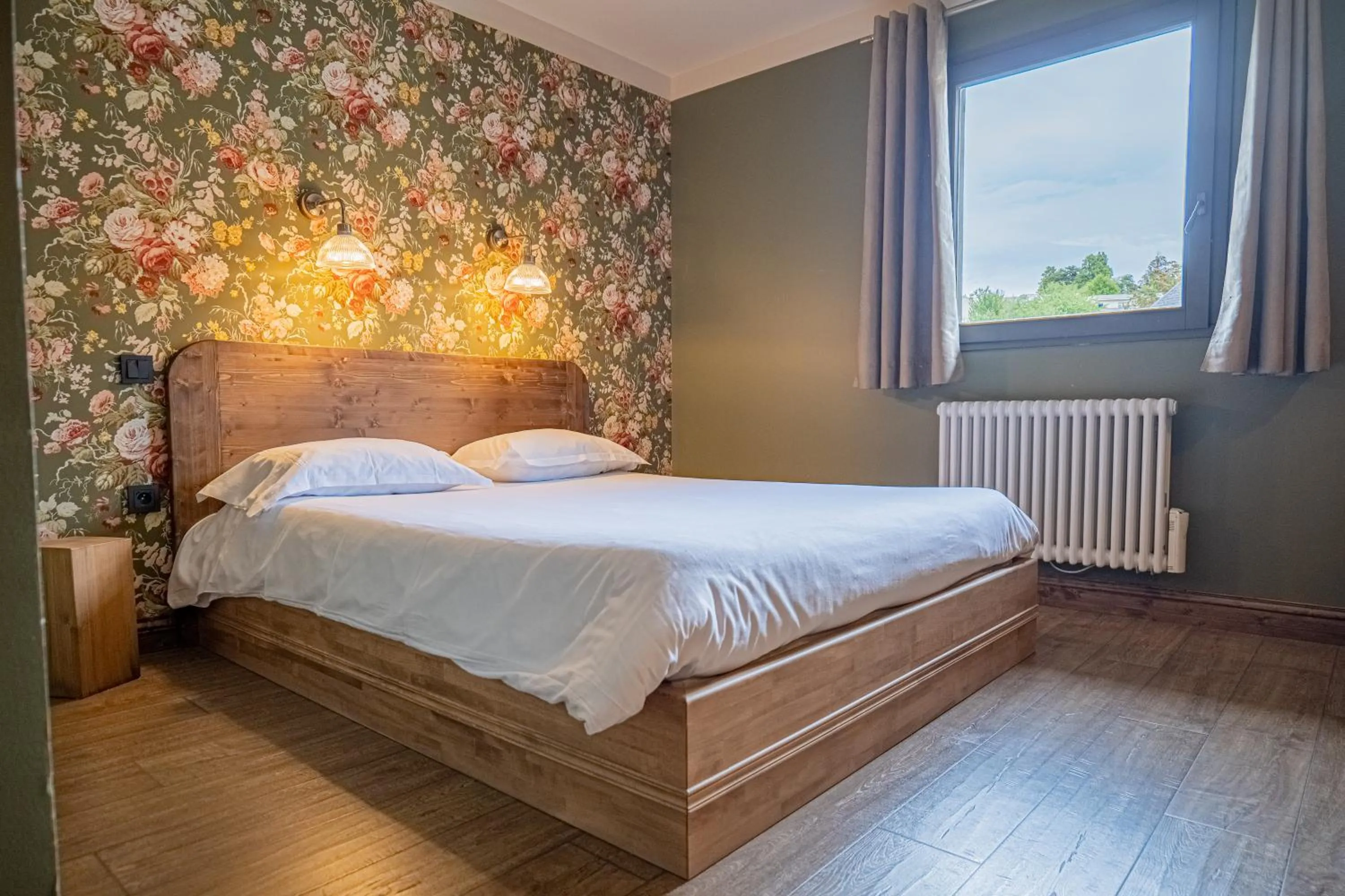 Shower, Bed in La Maison Rouge