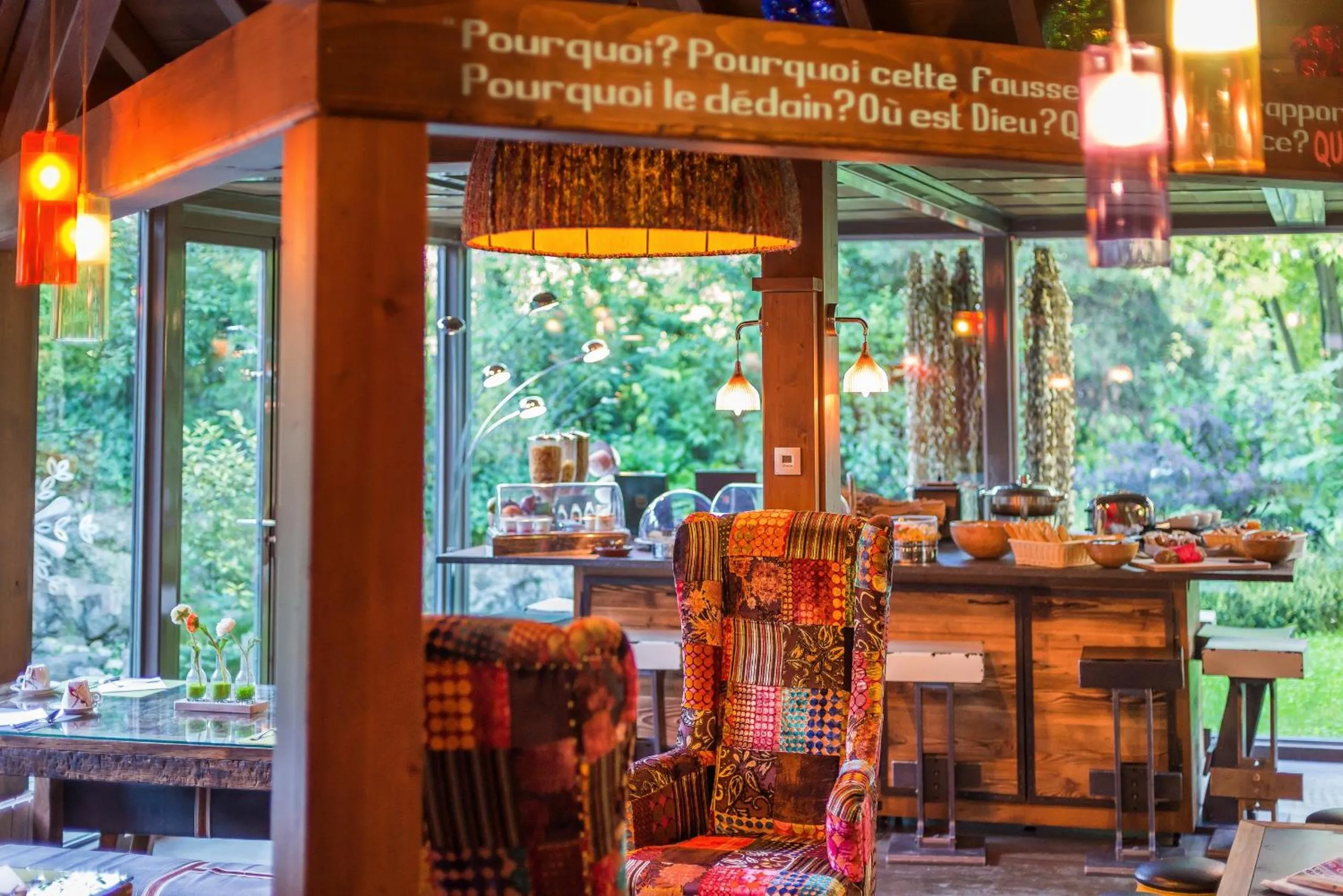 Lounge or bar in La Maison Rouge