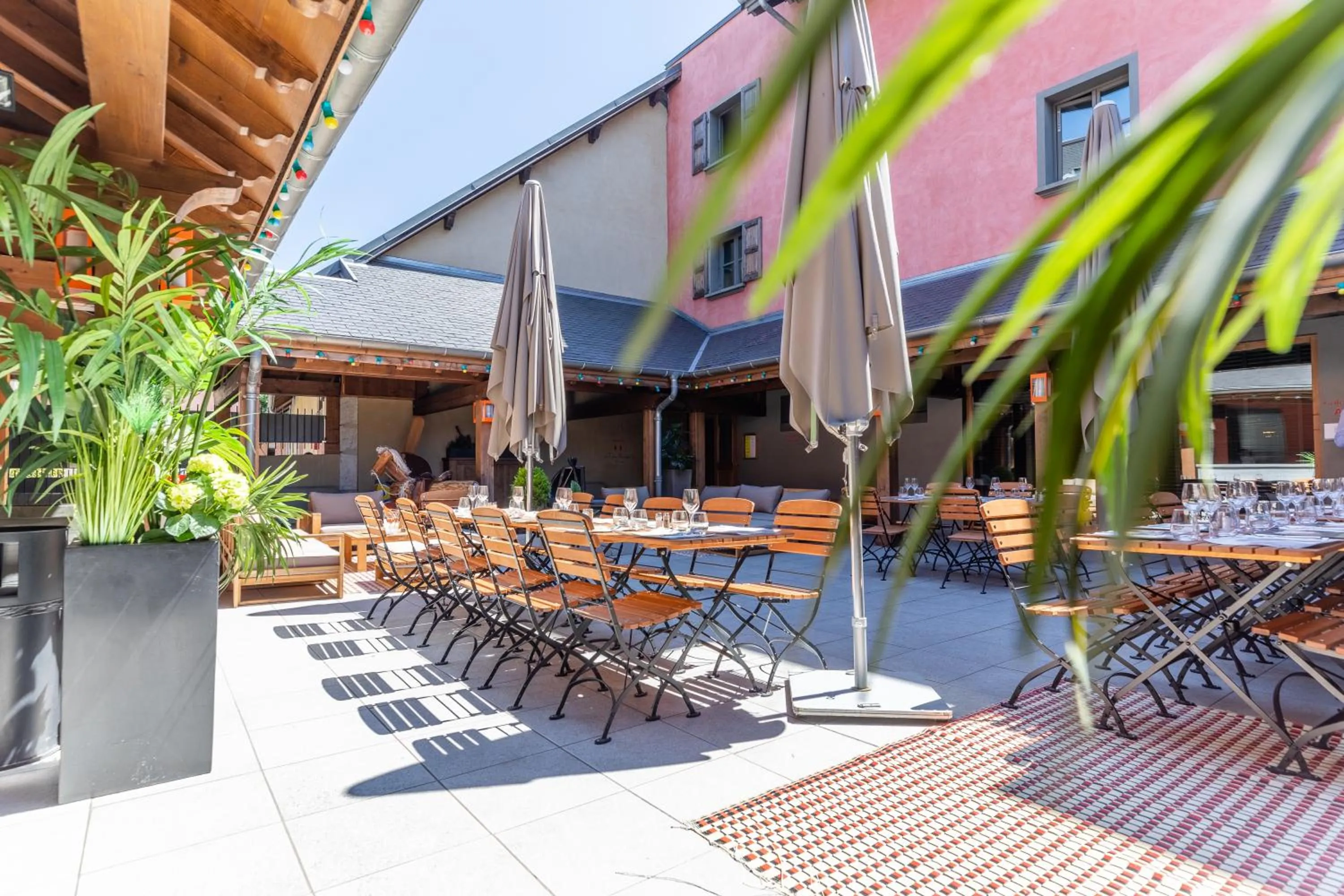 Property building in La Maison Rouge