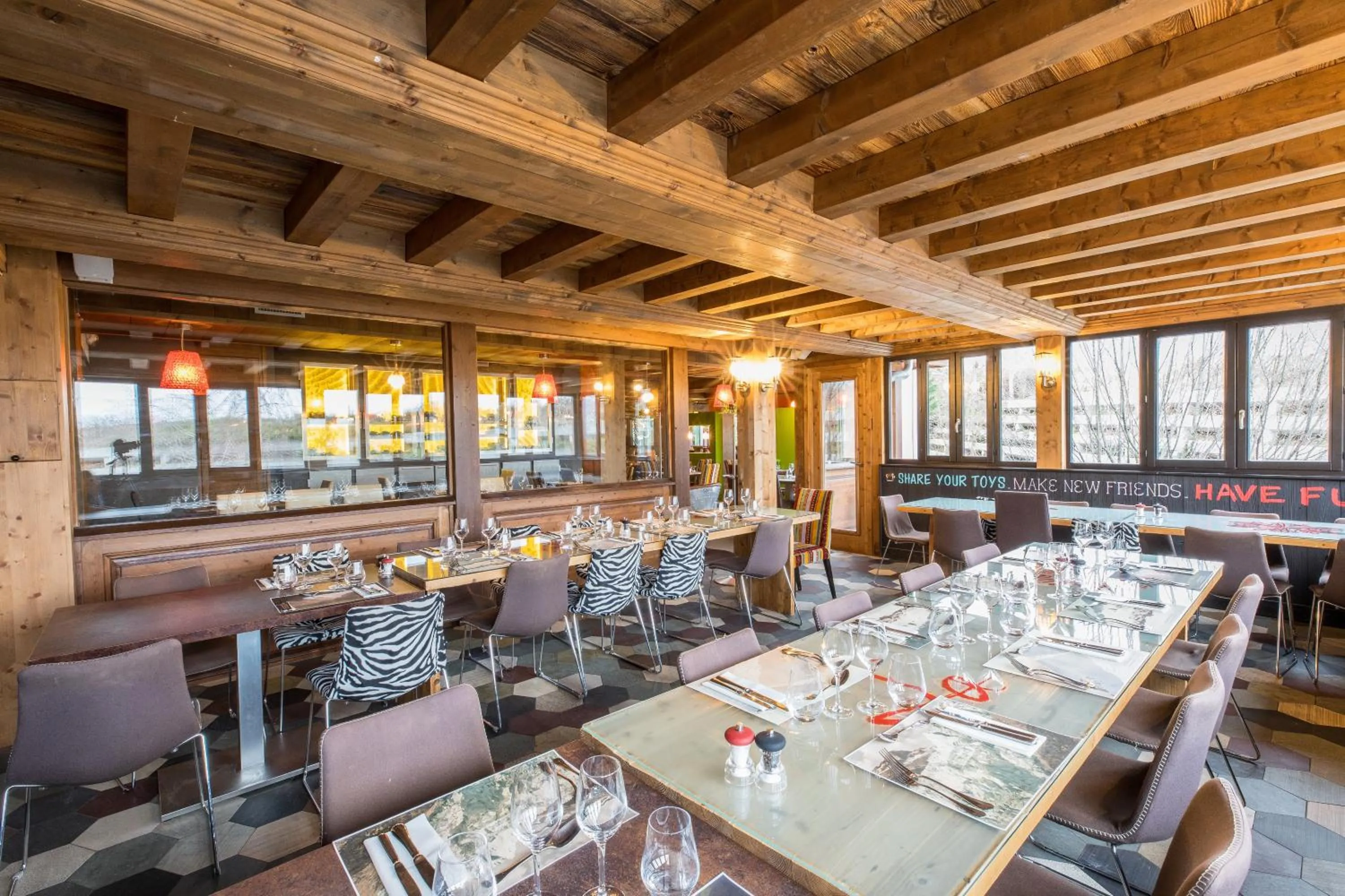 Restaurant/places to eat in La Maison Rouge