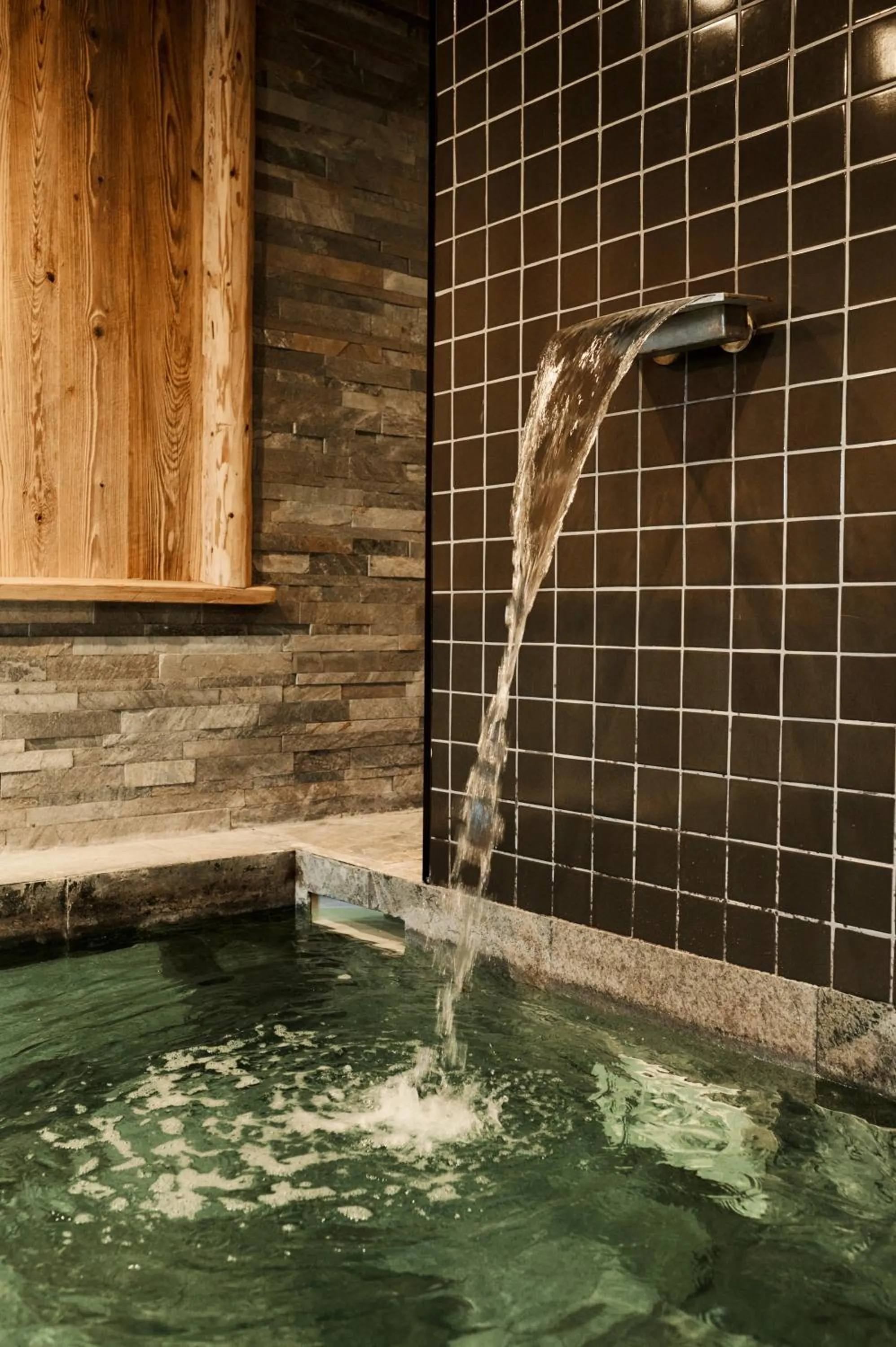 Hot Tub in La Maison Rouge