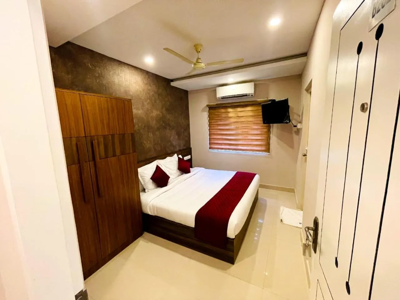 Apartment with Balcony - single occupancy in KB RESIDENCY