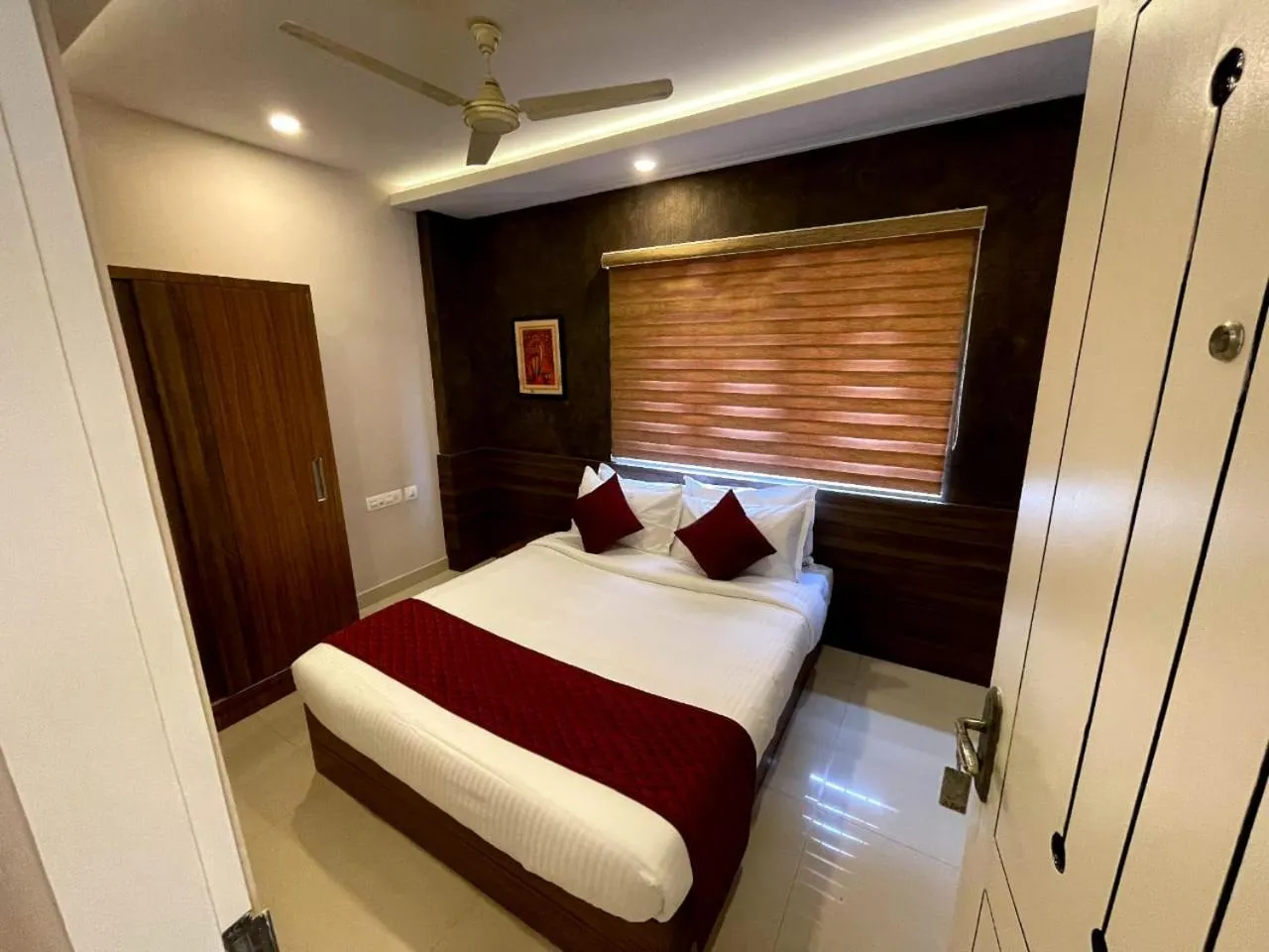 Apartment with Balcony - single occupancy in KB RESIDENCY