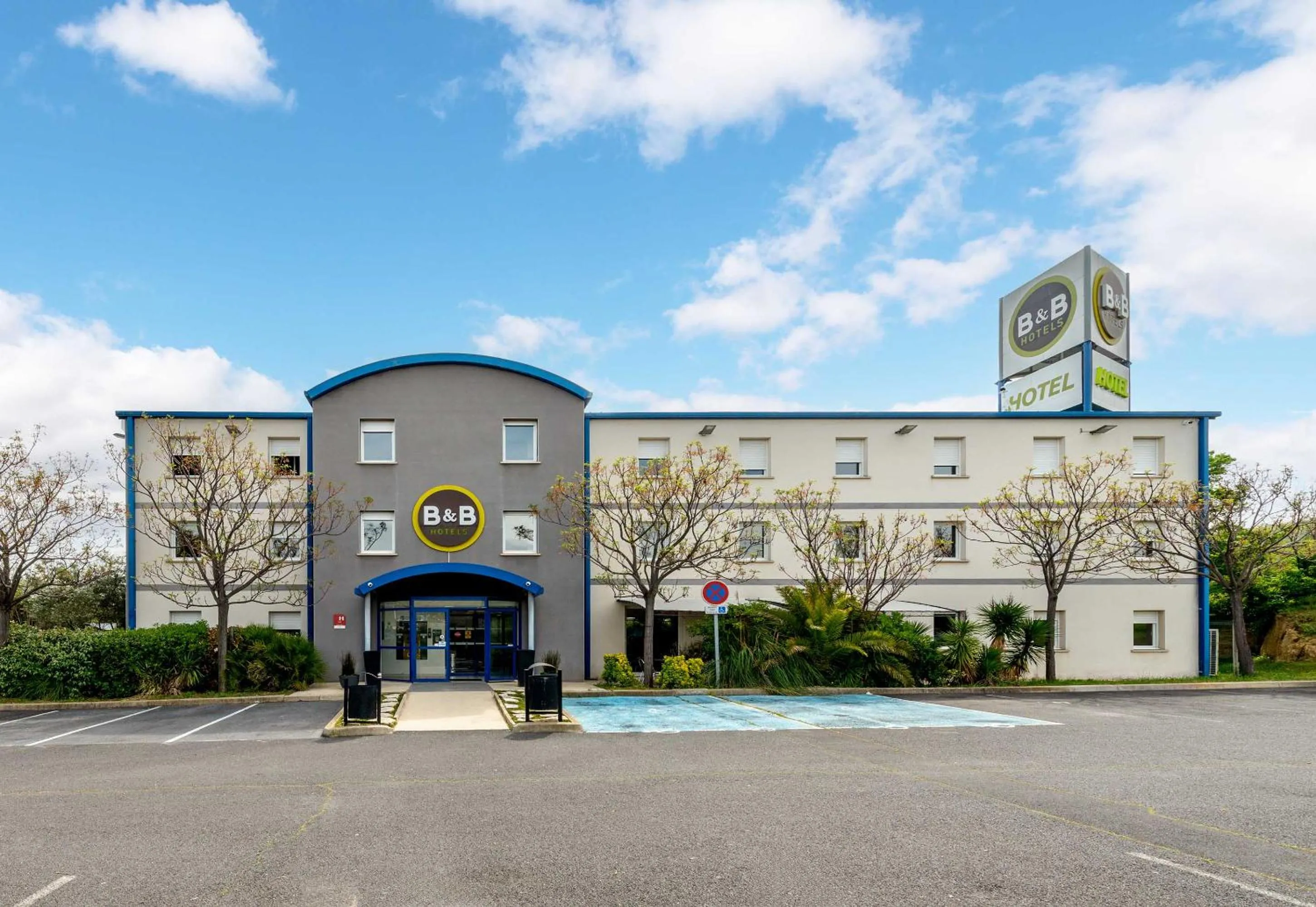 Property building in B&B HOTEL Pézenas