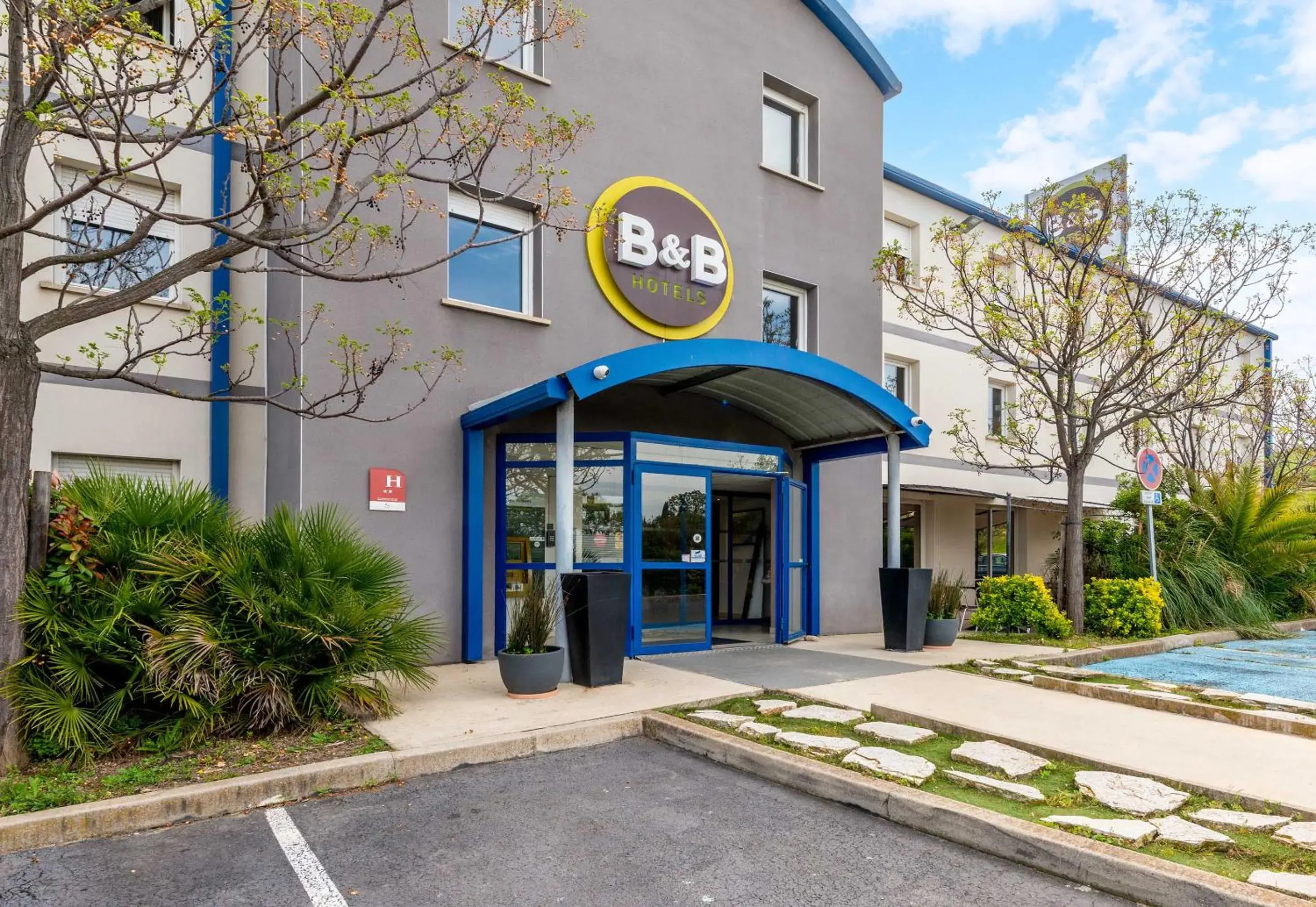 Facade/entrance in B&B HOTEL Pézenas Facade/entrance in B&B HOTEL Pézenas