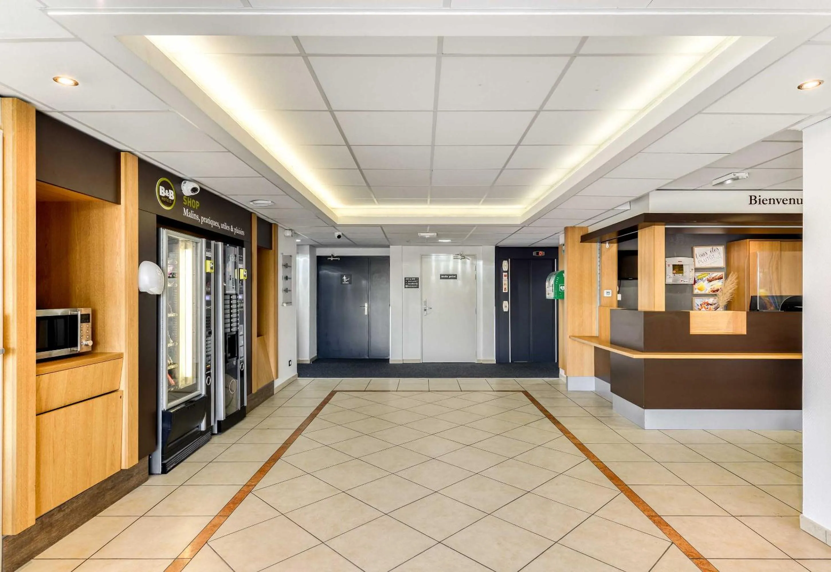 Lobby or reception in B&B HOTEL Pézenas