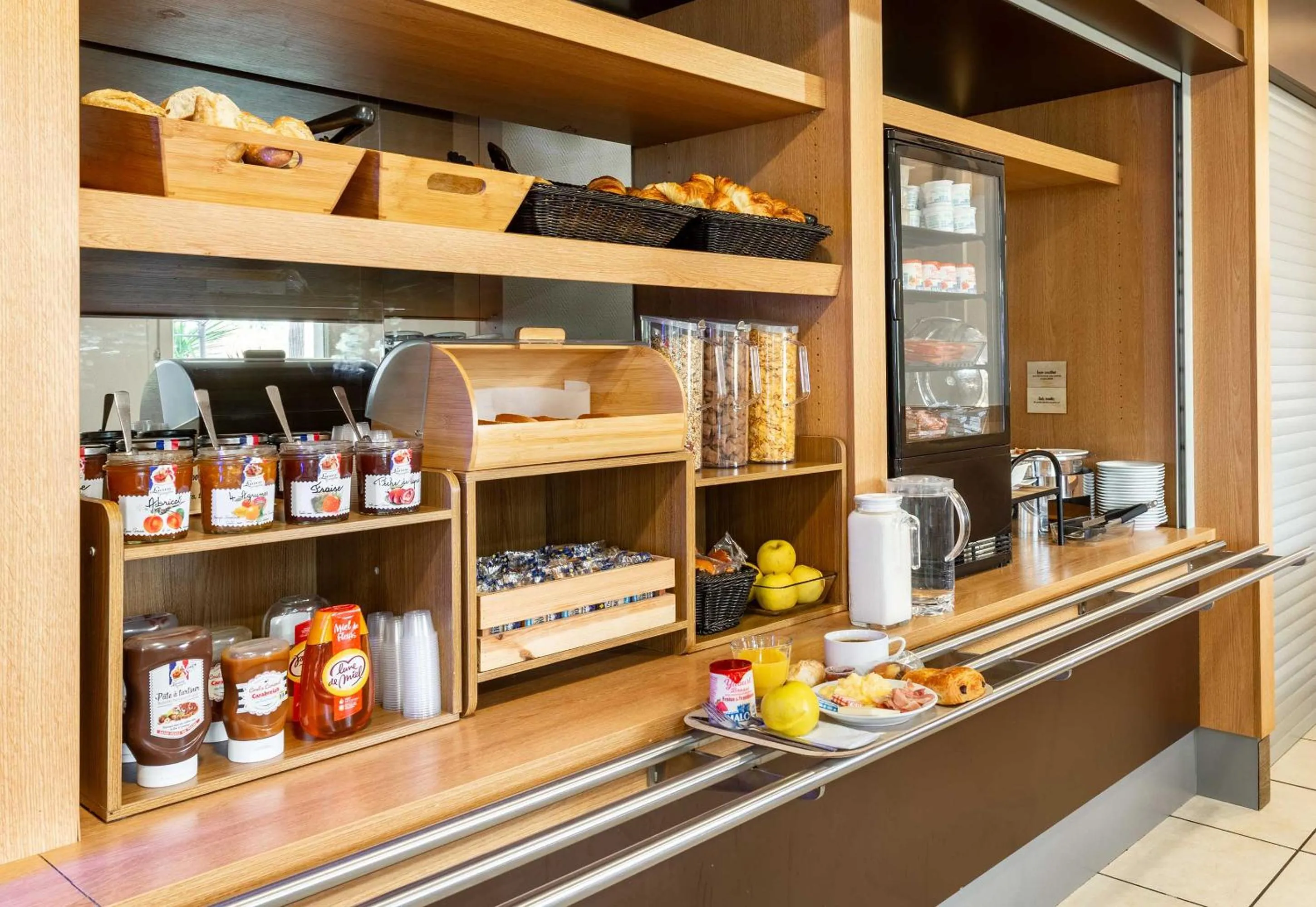 Buffet breakfast in B&B HOTEL Pézenas