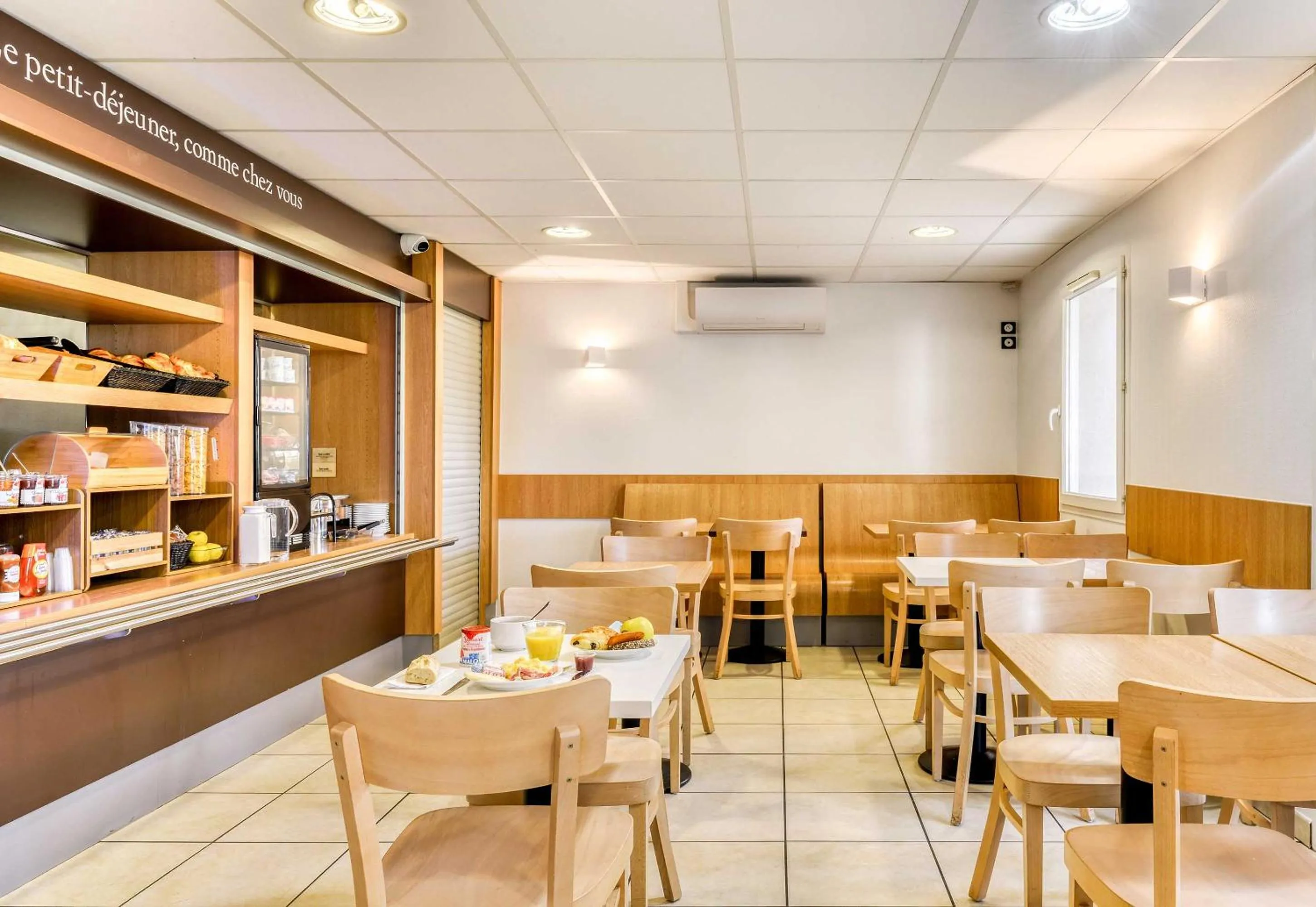 Restaurant/places to eat in B&B HOTEL Pézenas