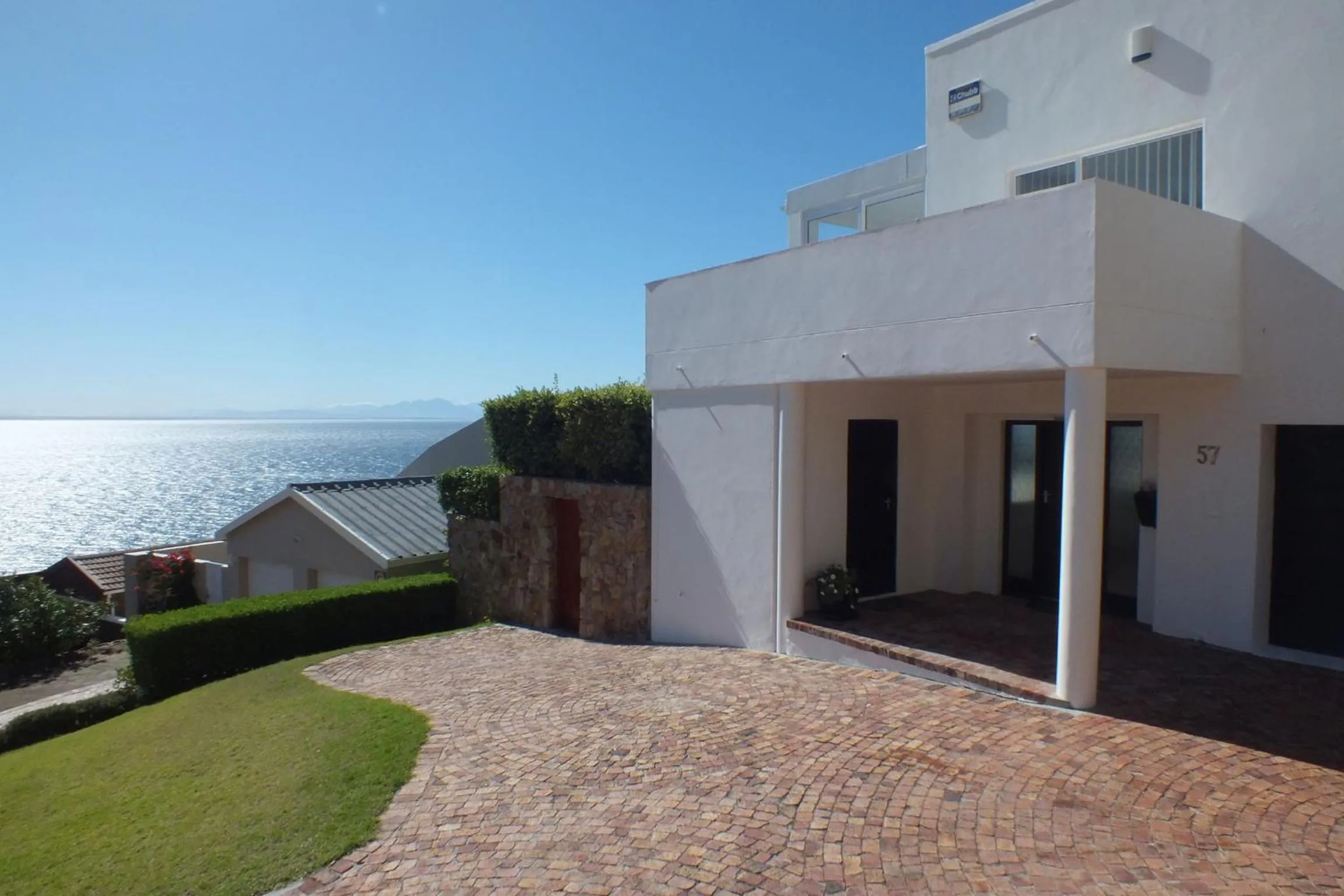 Facade/entrance in Penguinden - load-shedding free