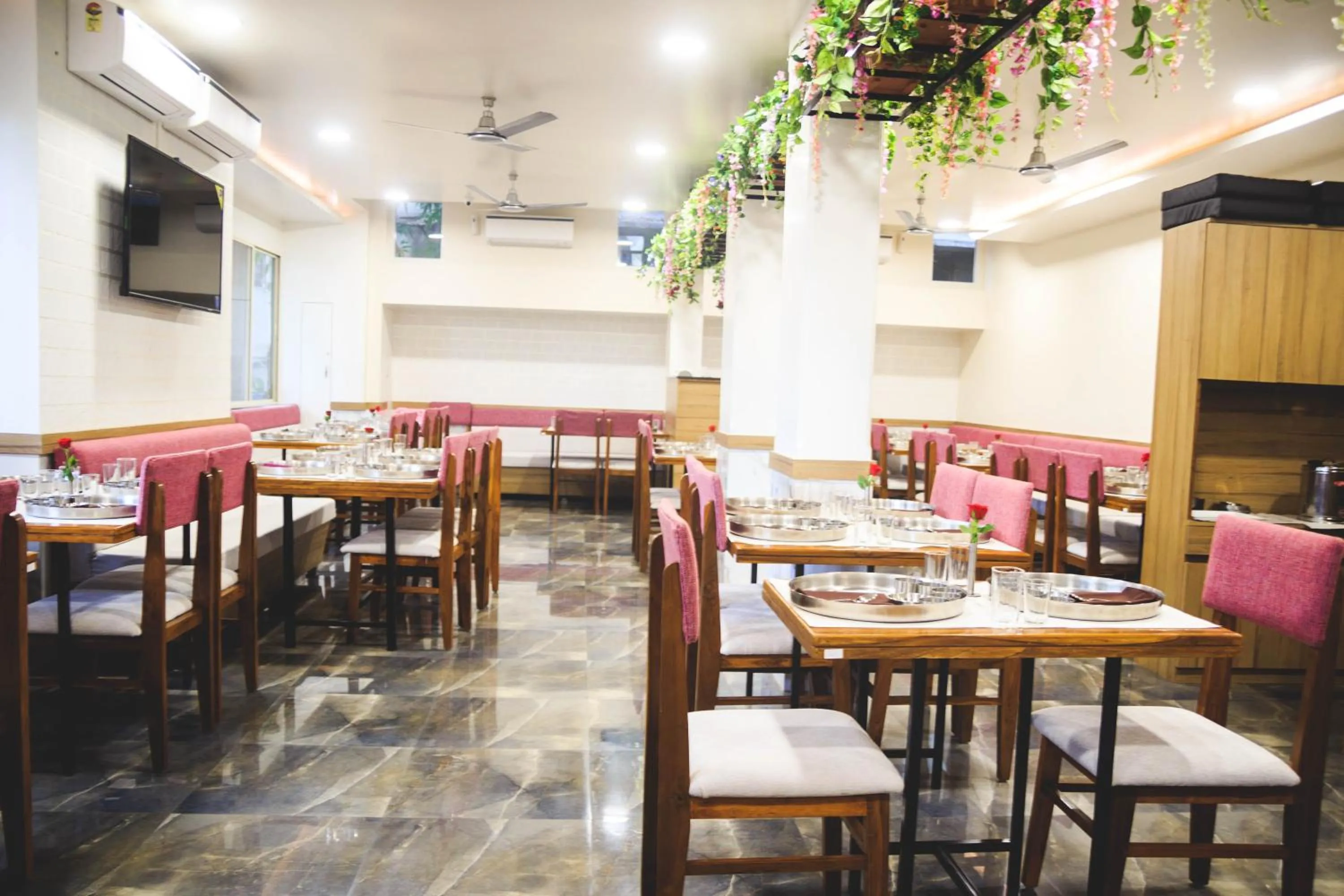 Restaurant/places to eat in MY Bizz Hotel Sapna