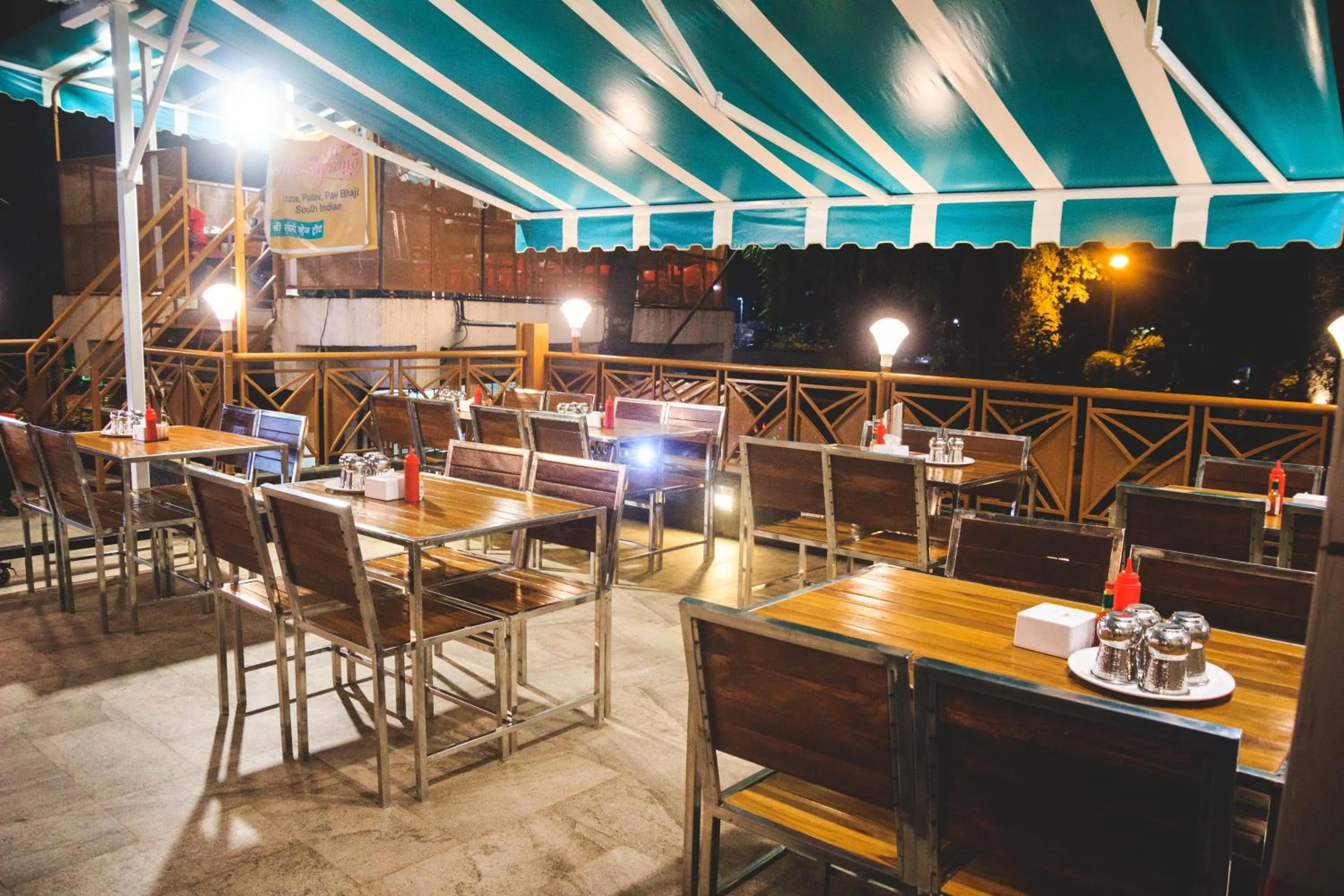 Restaurant/places to eat in MY Bizz Hotel Sapna