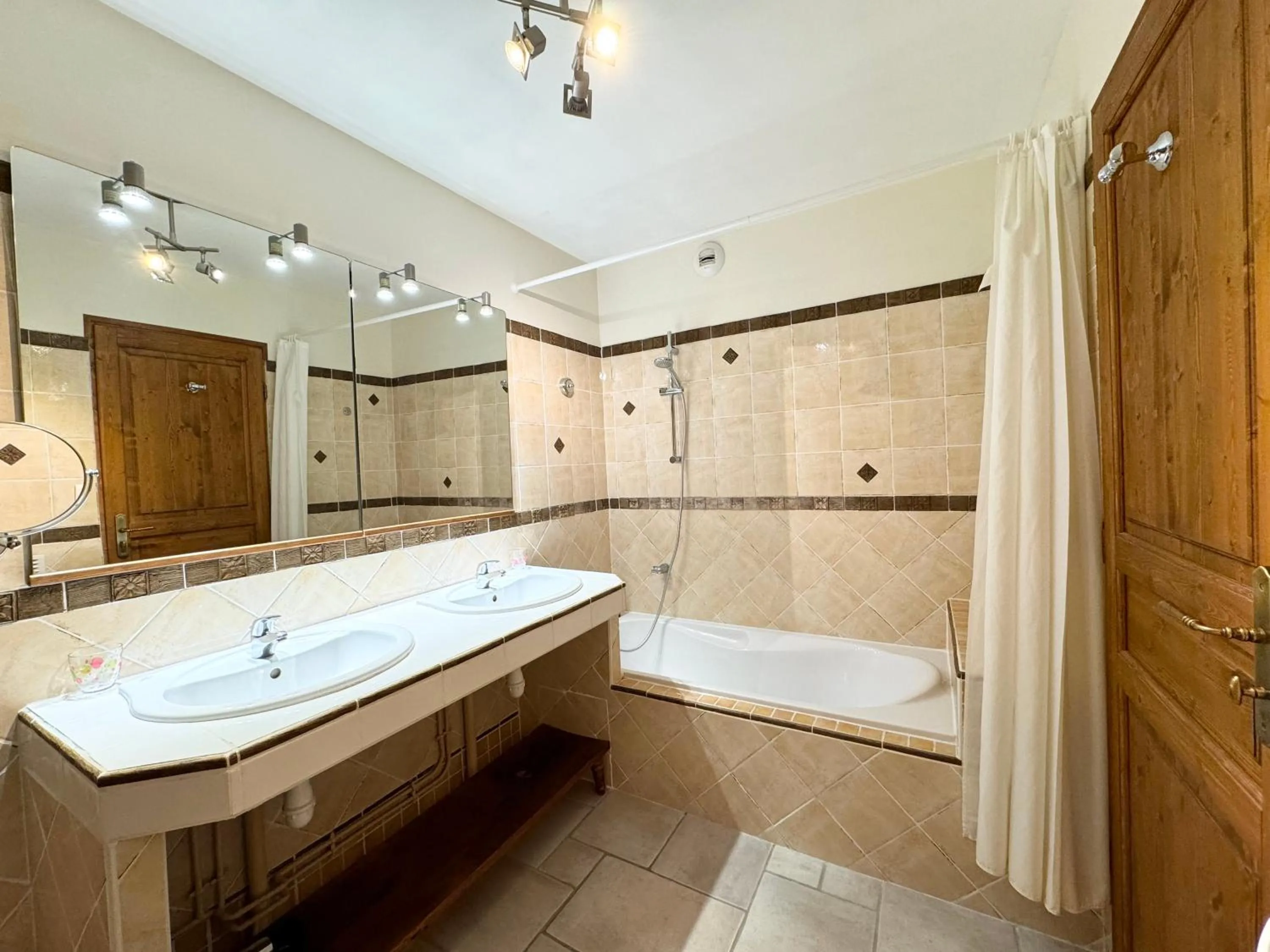 Bathroom in Le Relais de Saint-Preuil, The Originals Relais Vignes du Cognac