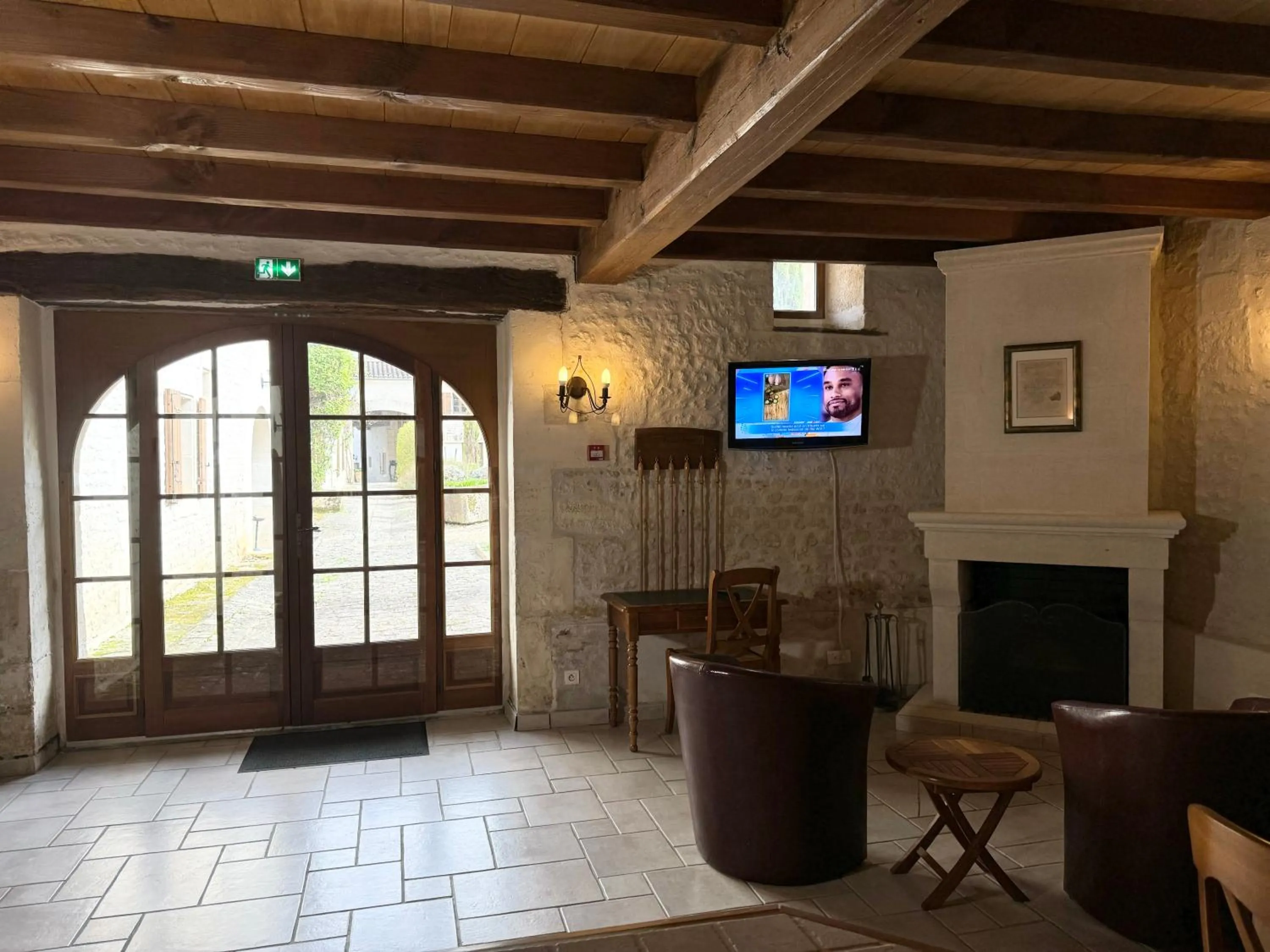Communal lounge/ TV room in Le Relais de Saint-Preuil, The Originals Relais Vignes du Cognac