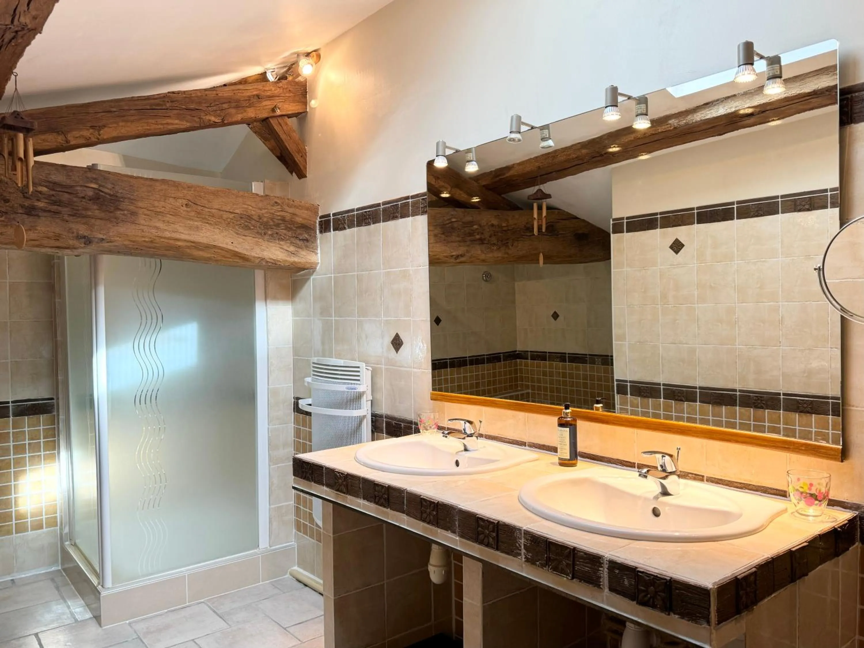 Shower in Le Relais de Saint-Preuil, The Originals Relais Vignes du Cognac