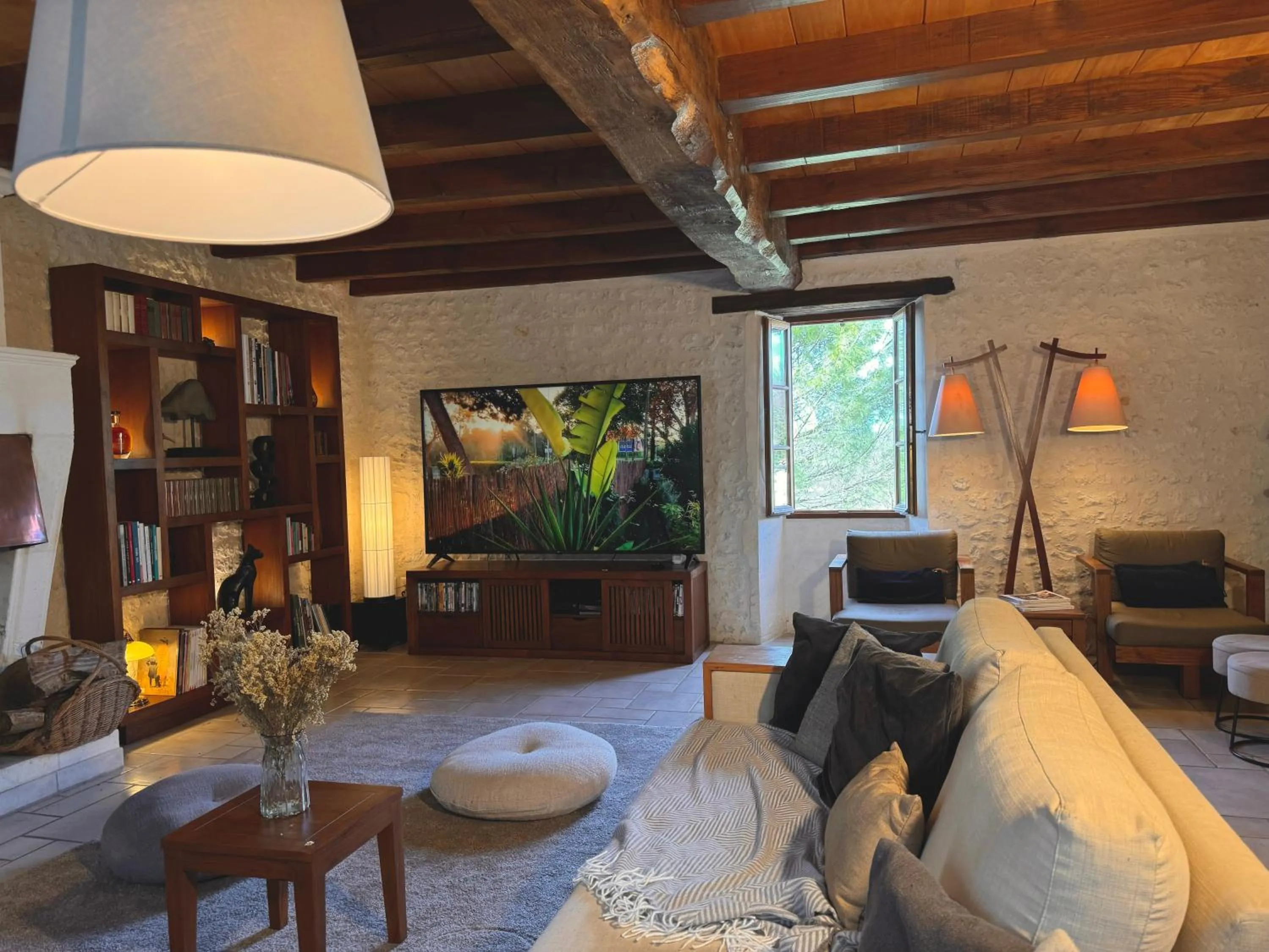 Communal lounge/ TV room in Le Relais de Saint-Preuil, The Originals Relais Vignes du Cognac