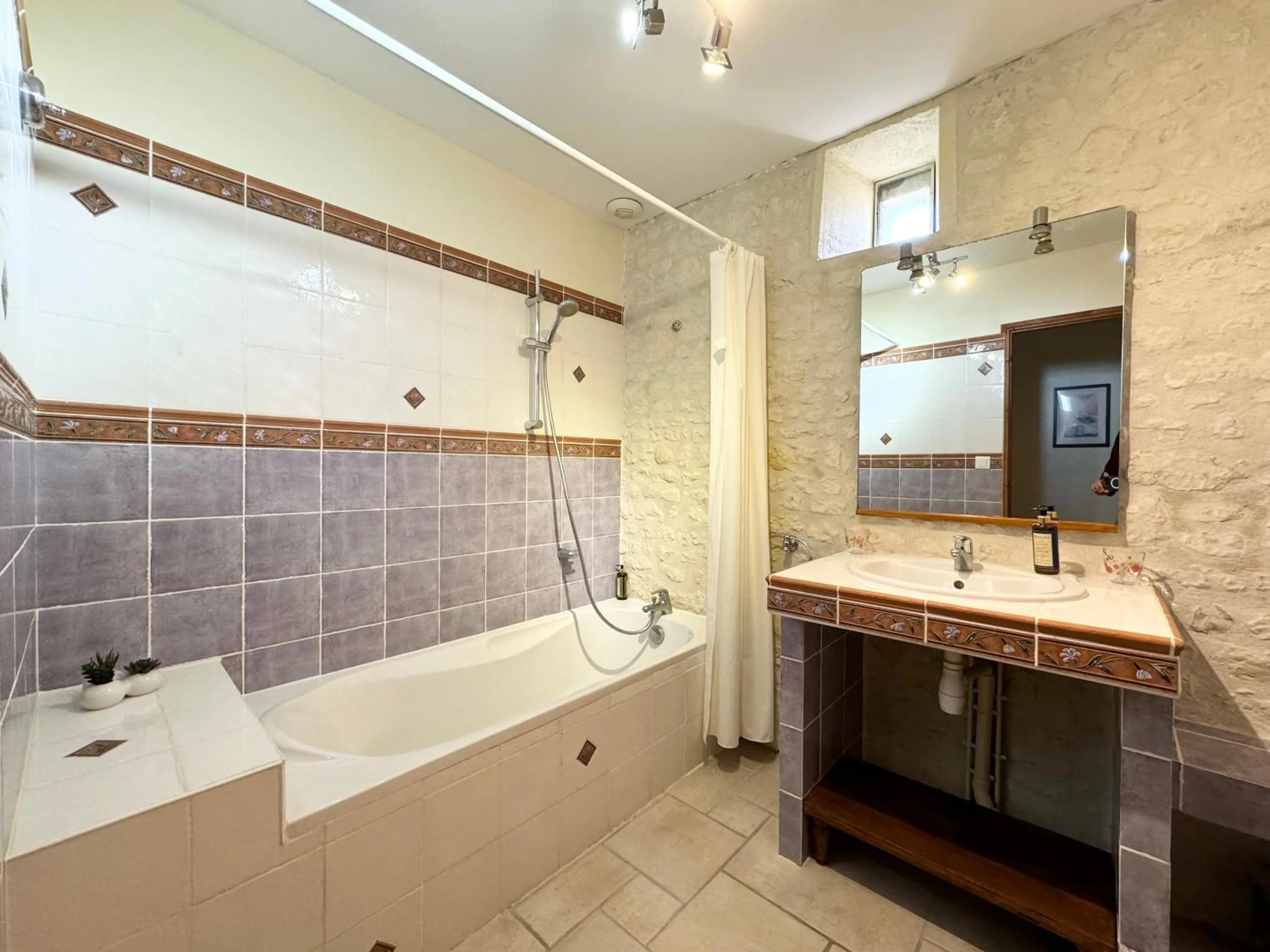 Shower in Le Relais de Saint-Preuil, The Originals Relais Vignes du Cognac