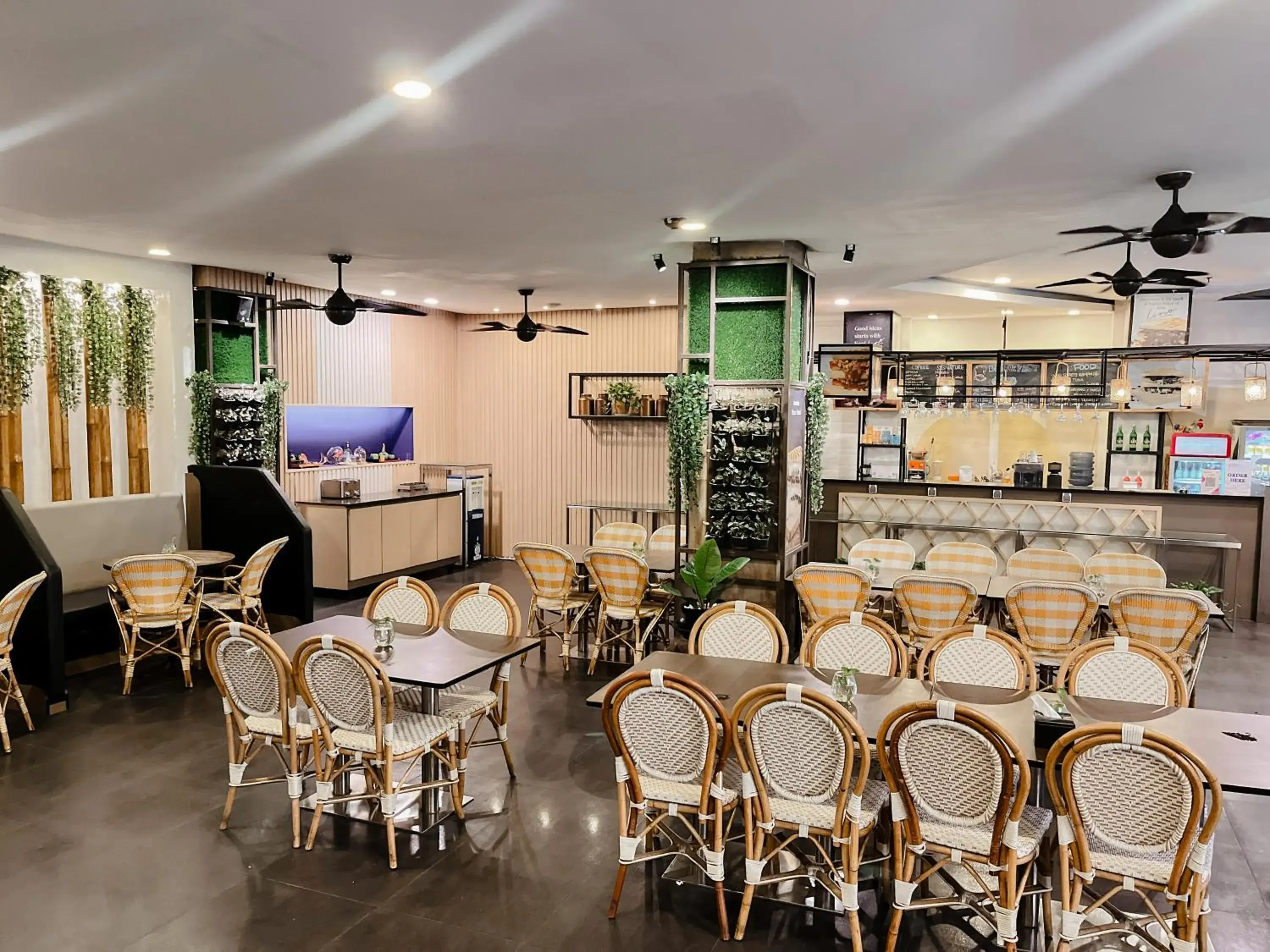 Restaurant/places to eat in Oak Tree Urban Hotel Jakarta Restaurant/places to eat in Oak Tree Urban Hotel Jakarta