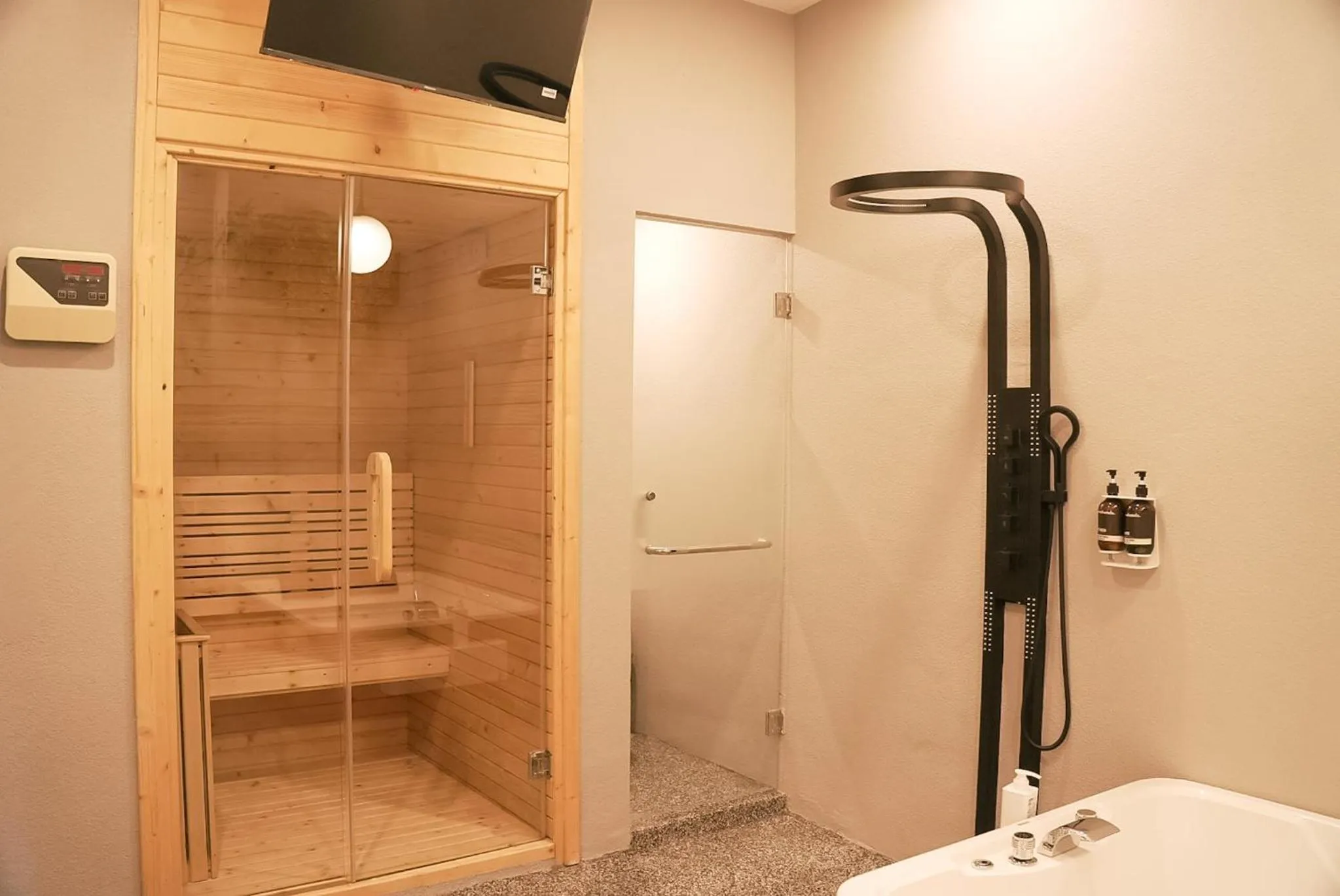 Toilet in Oak Tree Urban Hotel Jakarta