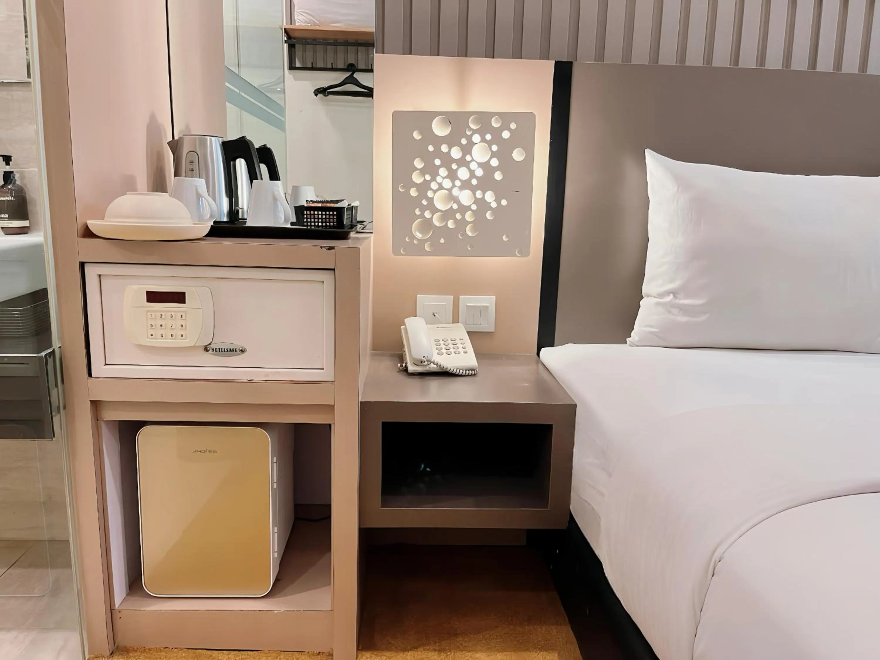Coffee/tea facilities, Bed in Oak Tree Urban Hotel Jakarta