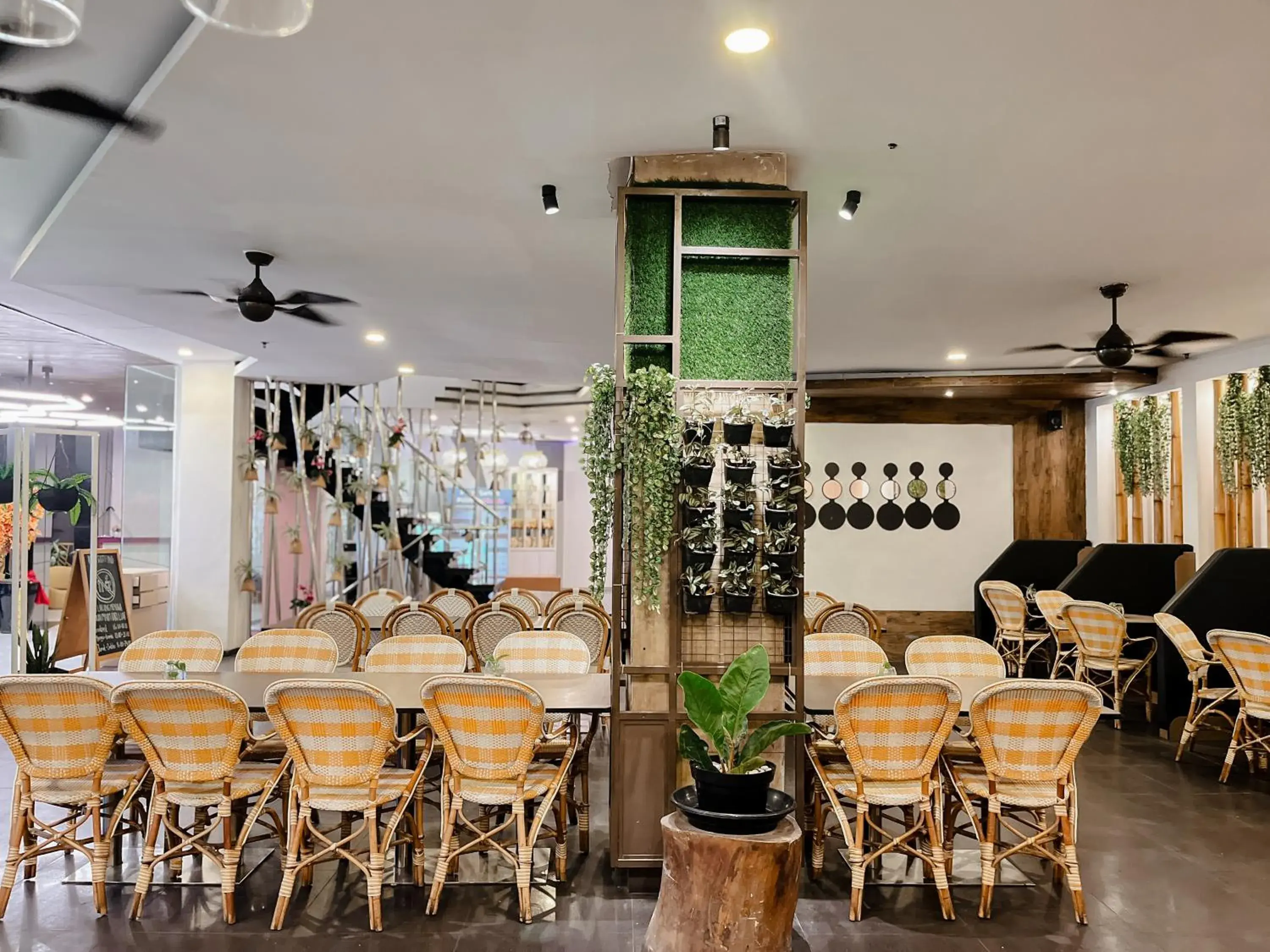 Restaurant/places to eat in Oak Tree Urban Hotel Jakarta Restaurant/places to eat in Oak Tree Urban Hotel Jakarta