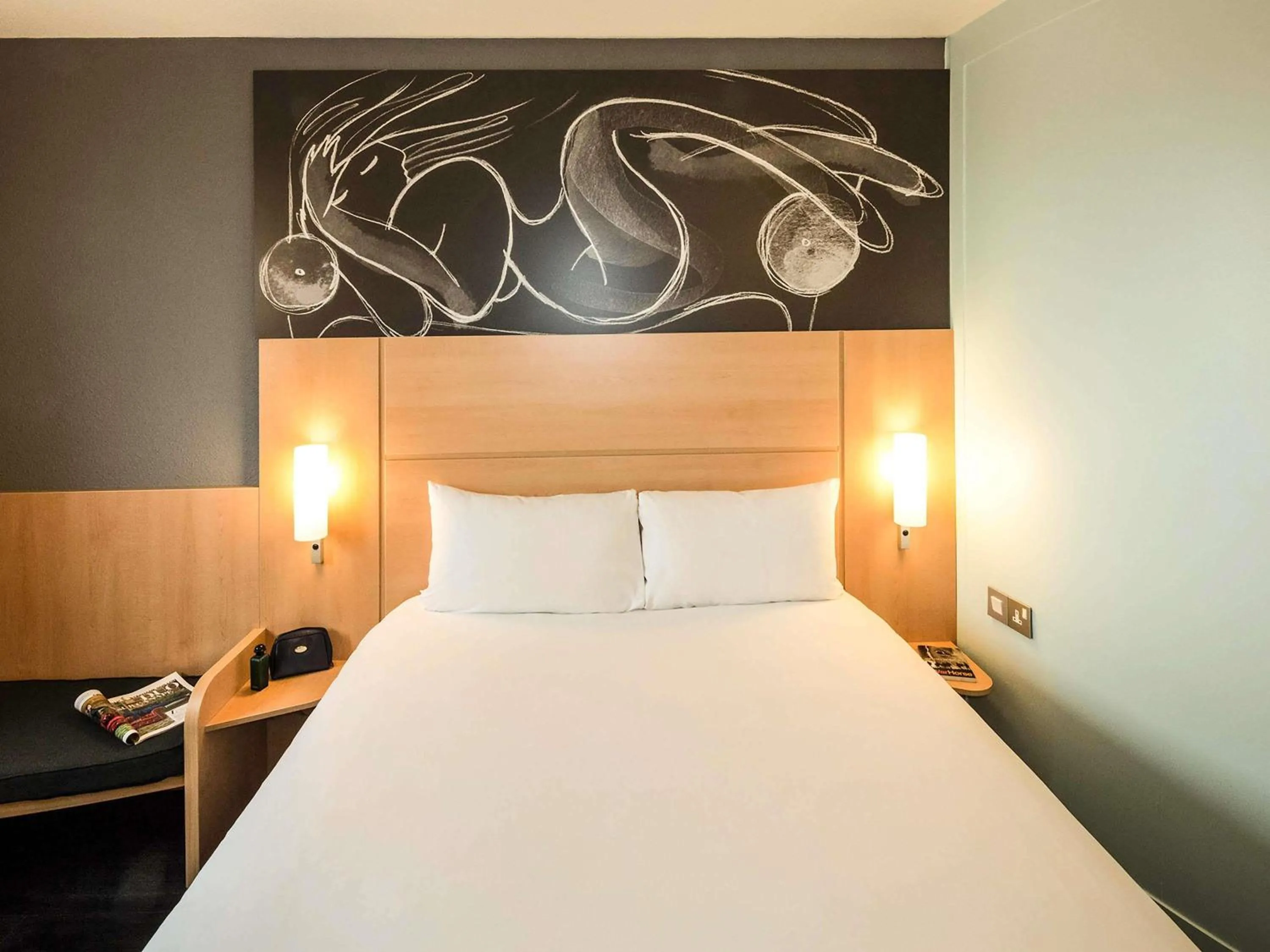 Bedroom, Bed in ibis Bordeaux Lac