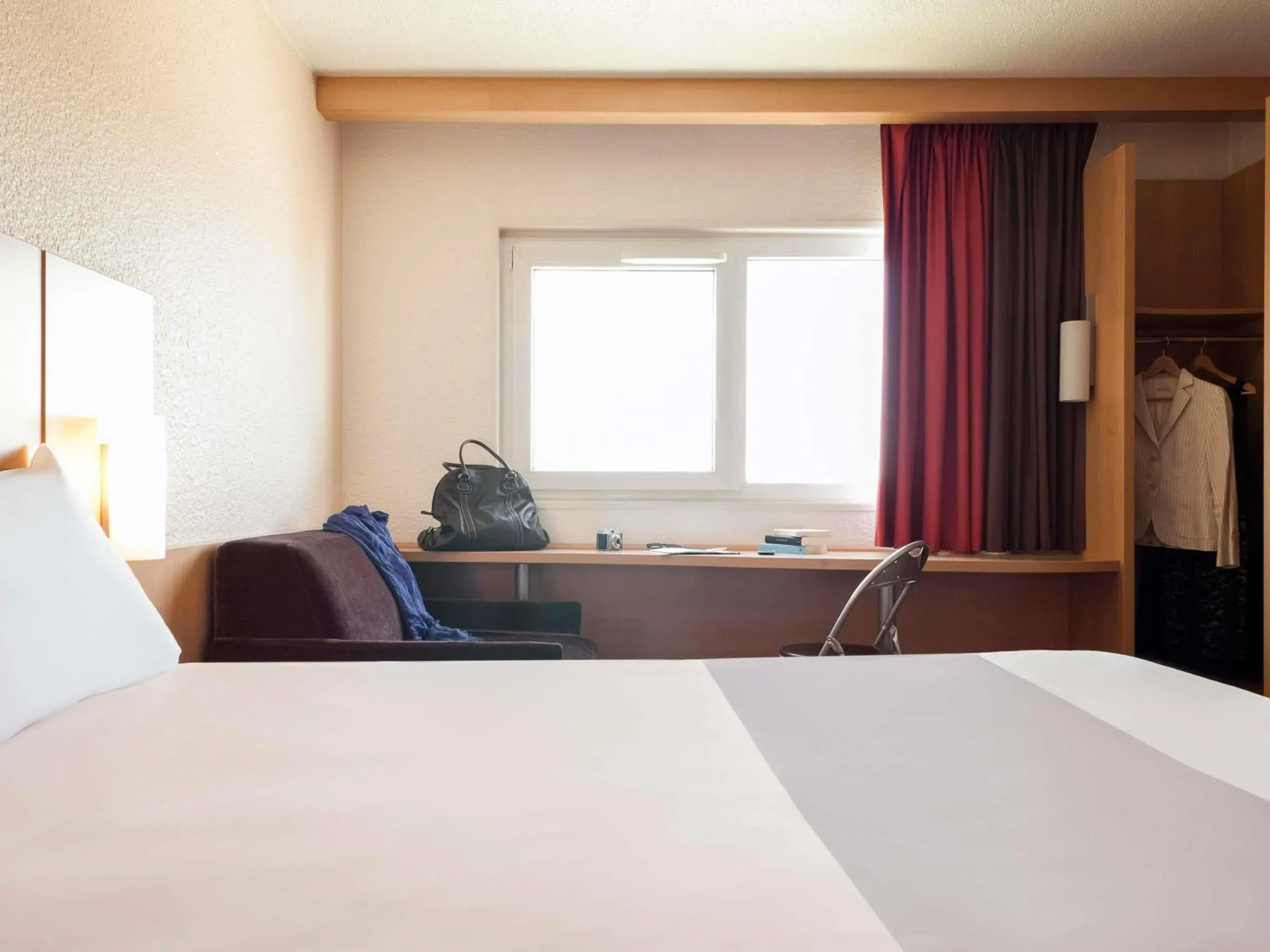 Bedroom, Bed in ibis Bordeaux Lac Bedroom, Bed in ibis Bordeaux Lac