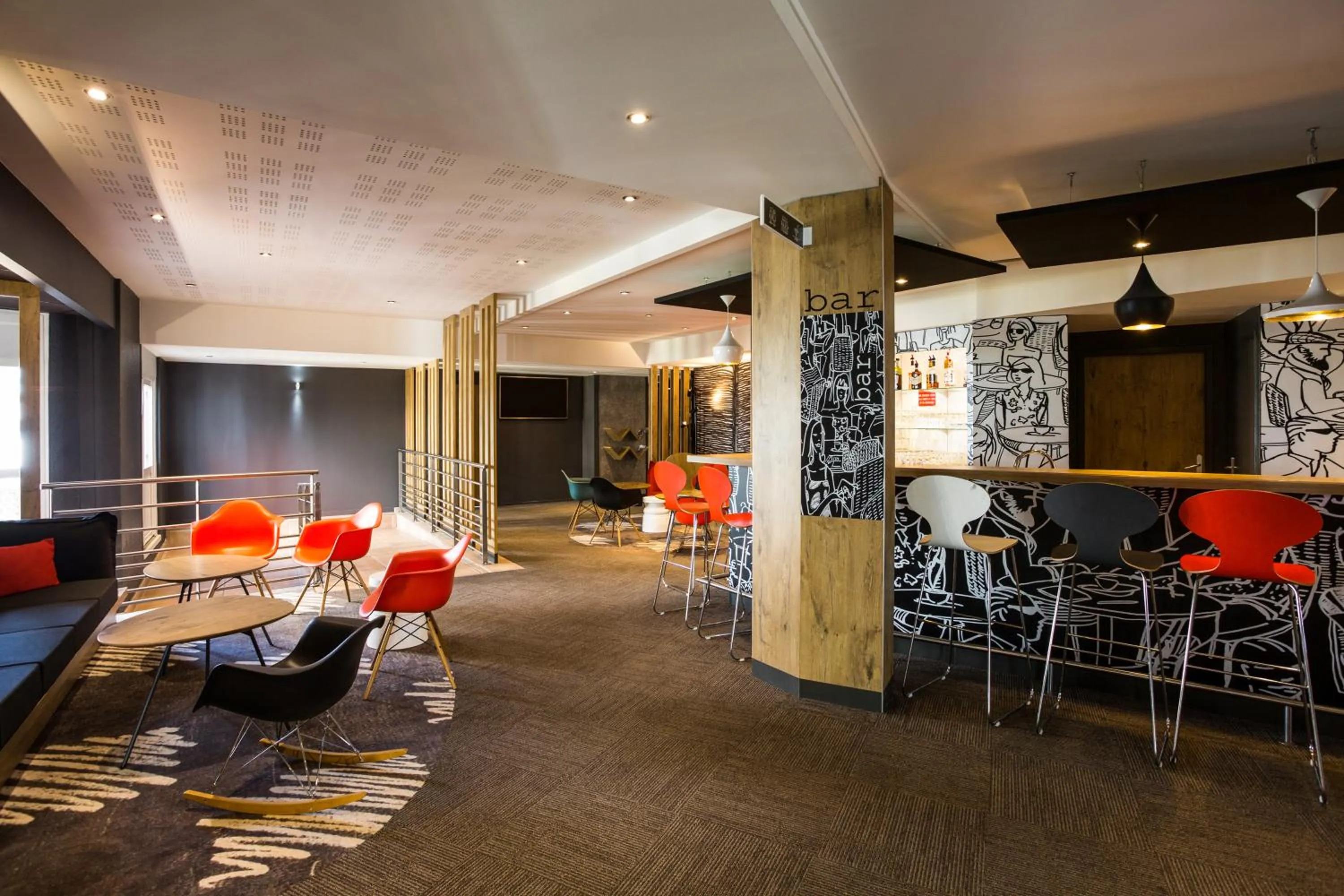 Lounge or bar in ibis Bordeaux Lac